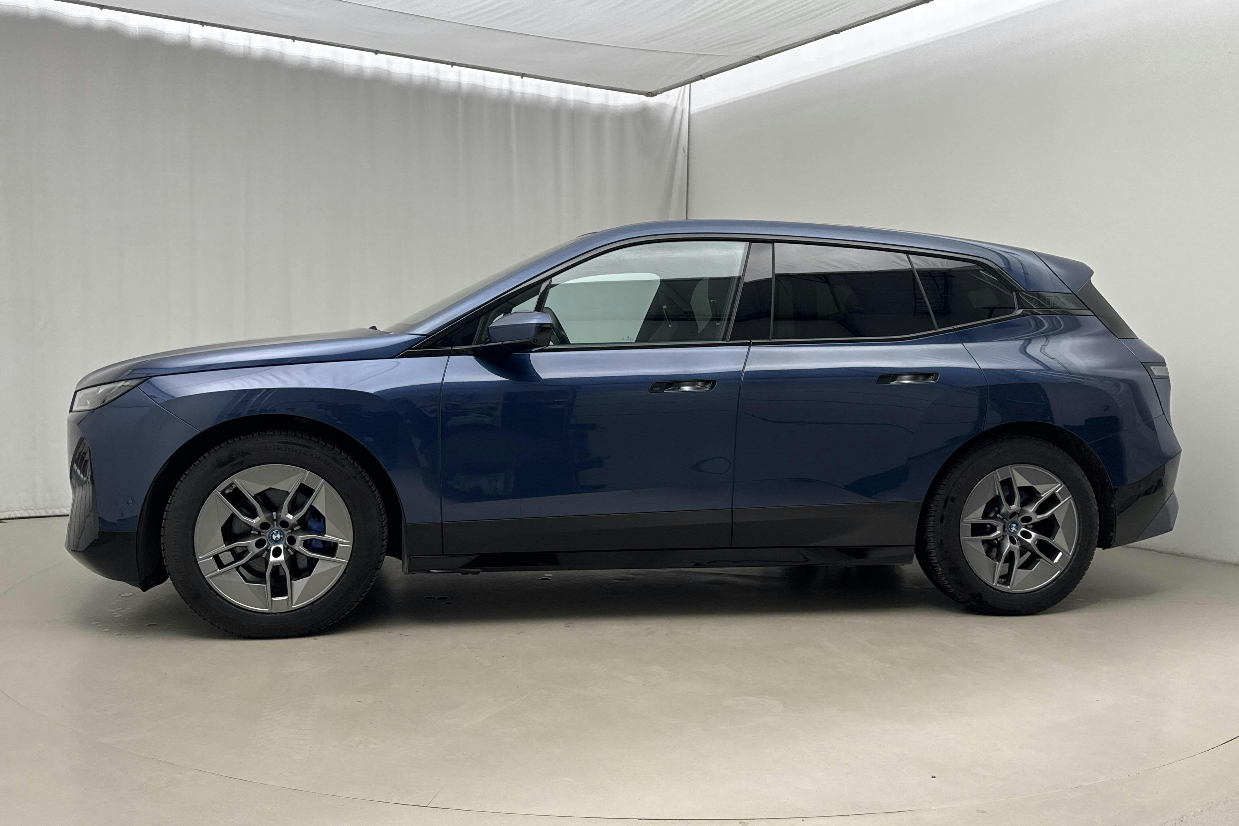 Präsentationsfoto 2 von 30: BMW iX xDrive50, I20 (520hk) - 56 940 Kilometer - Verkaufsautomat - Blaue Farbe - 2023