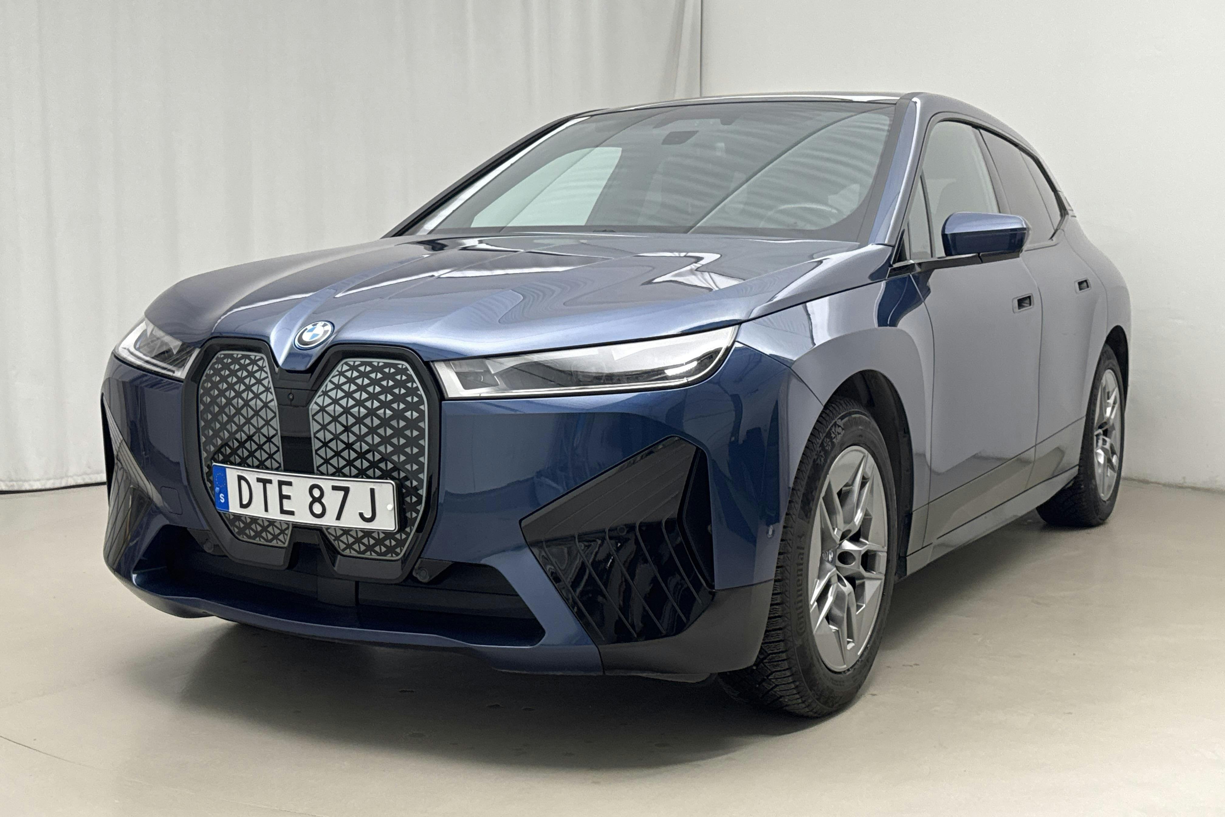 Präsentationsfoto 1 von 30: BMW iX xDrive50, I20 (520hk) - 56 940 Kilometer - Verkaufsautomat - Blaue Farbe - 2023
