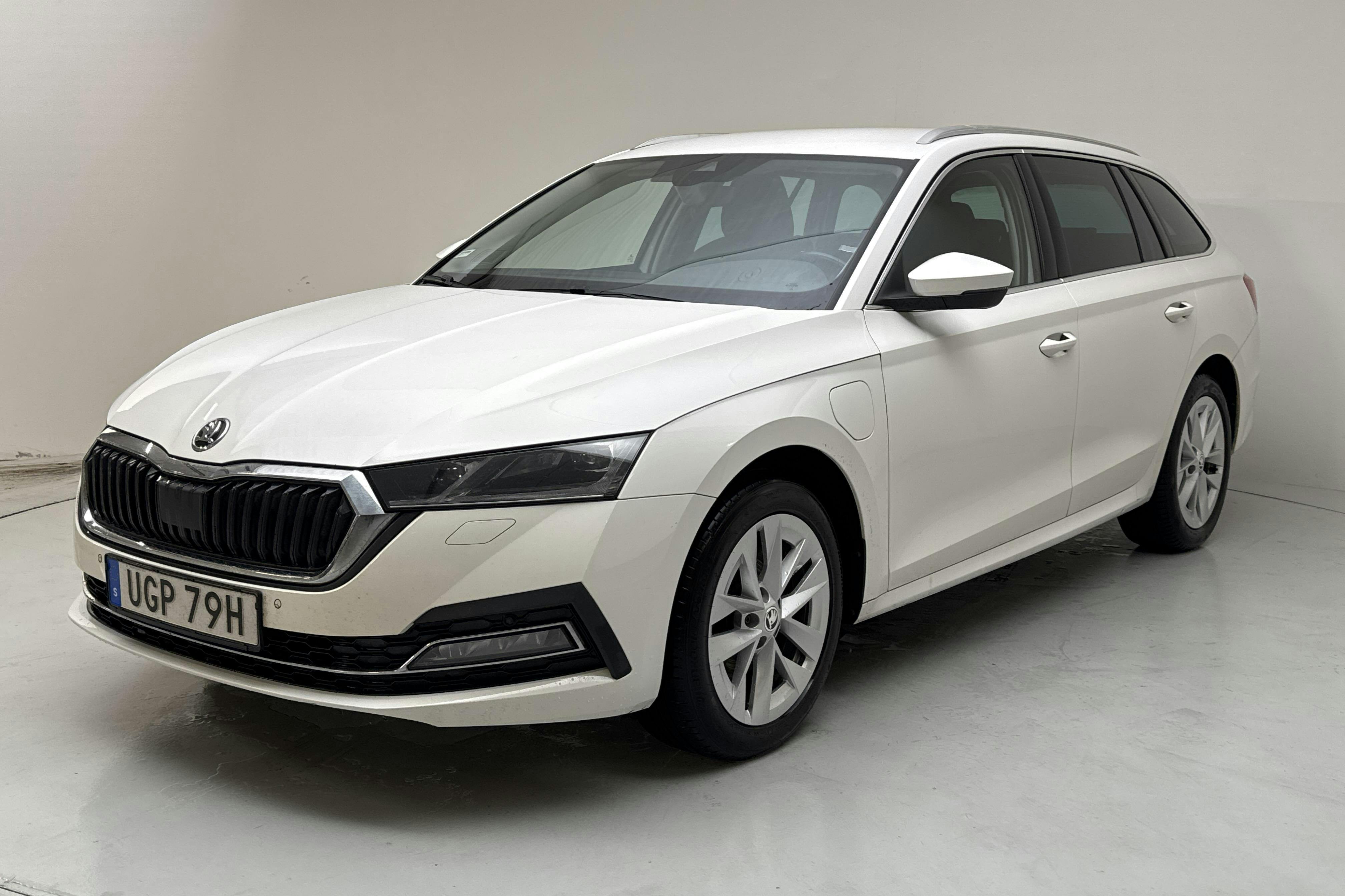 Presentation photo 1 of 15: Skoda Octavia 1.4 iV PHEV Combi (204hk) - 100 860 km - Automatic - white - 2022