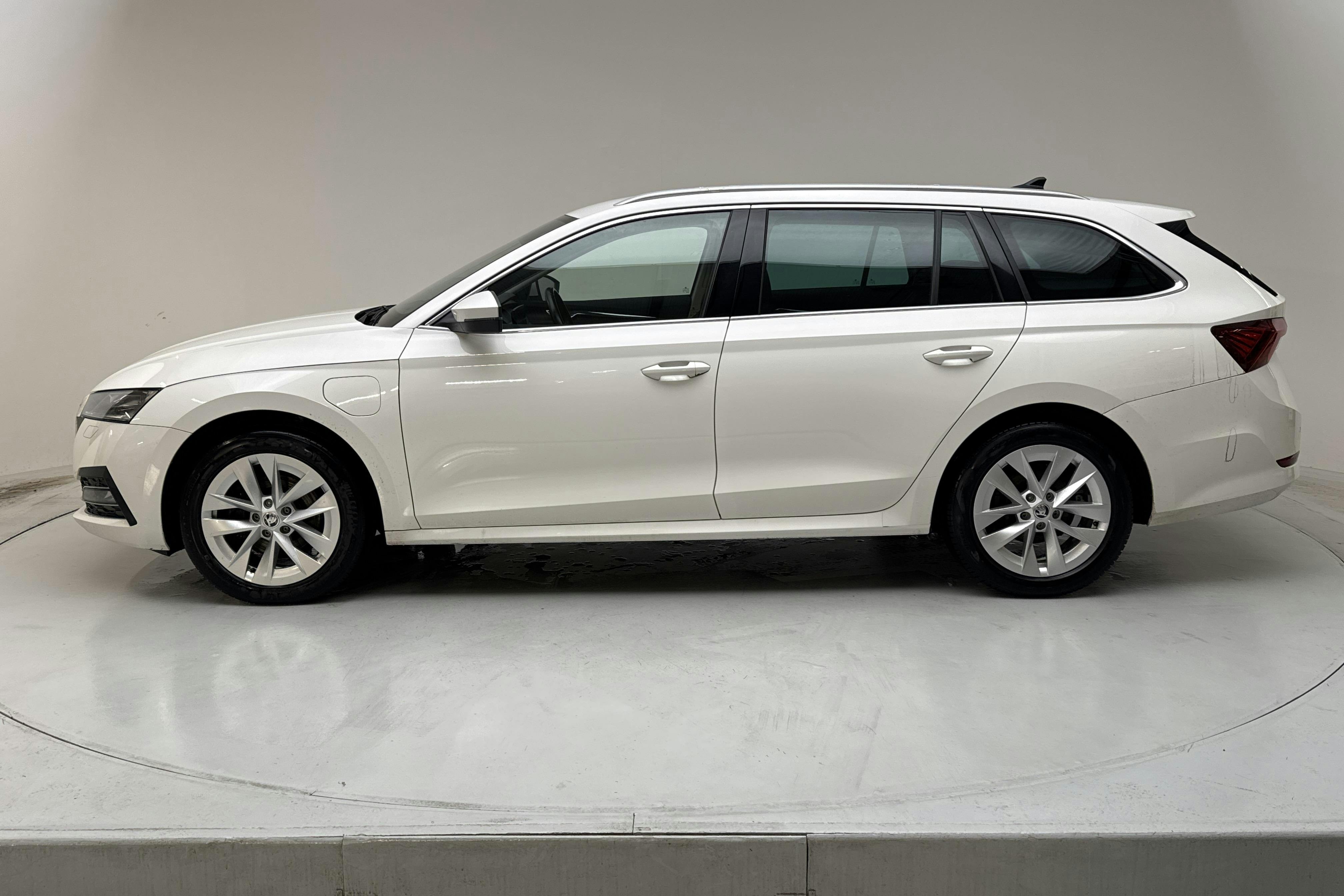 Presentation photo 2 of 15: Skoda Octavia 1.4 iV PHEV Combi (204hk) - 100 860 km - Automatic - white - 2022