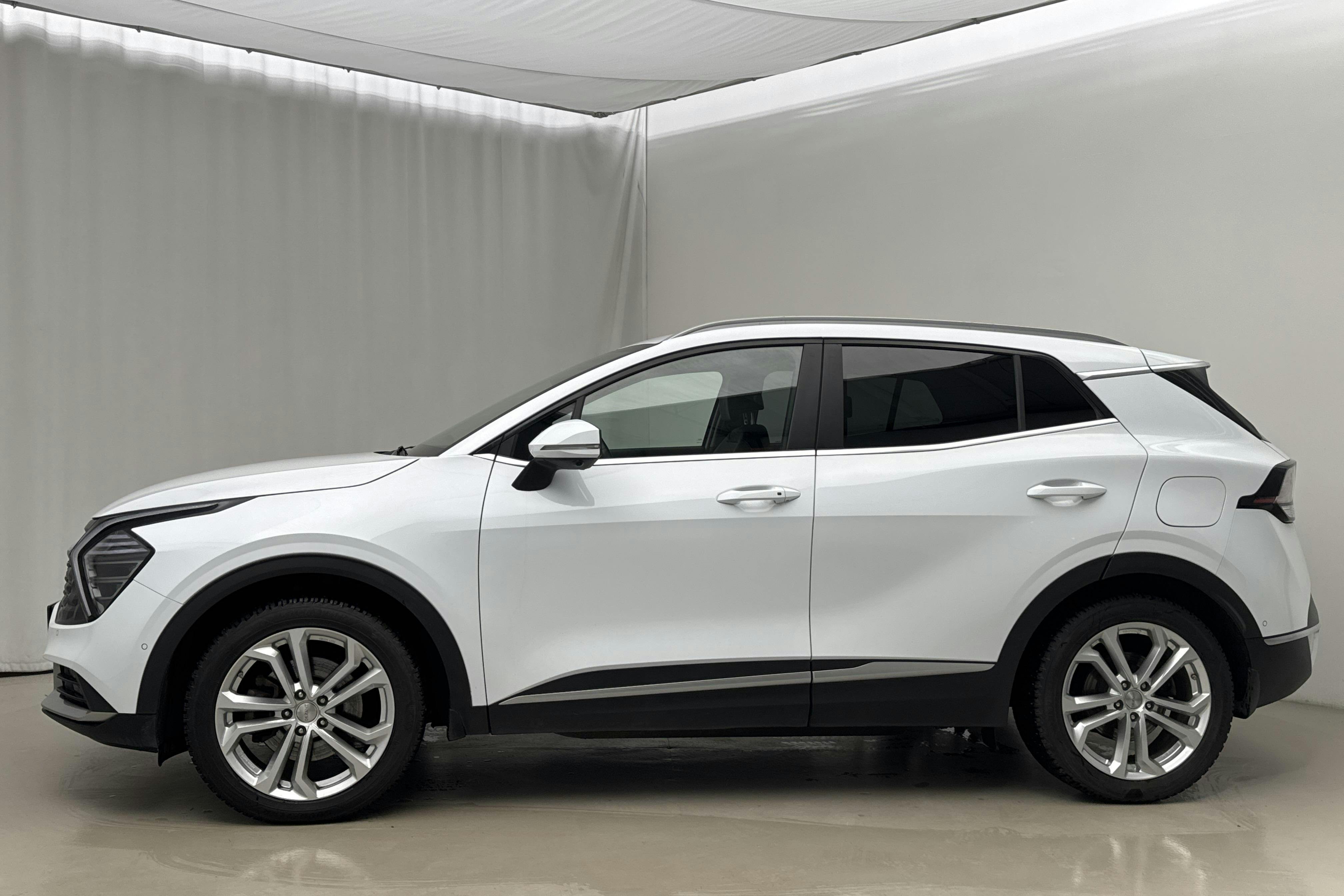 Präsentationsfoto 2 von 18: KIA Sportage PHEV AWD (265hk) - 85 430 Kilometer - Verkaufsautomat - Weiß - 2023