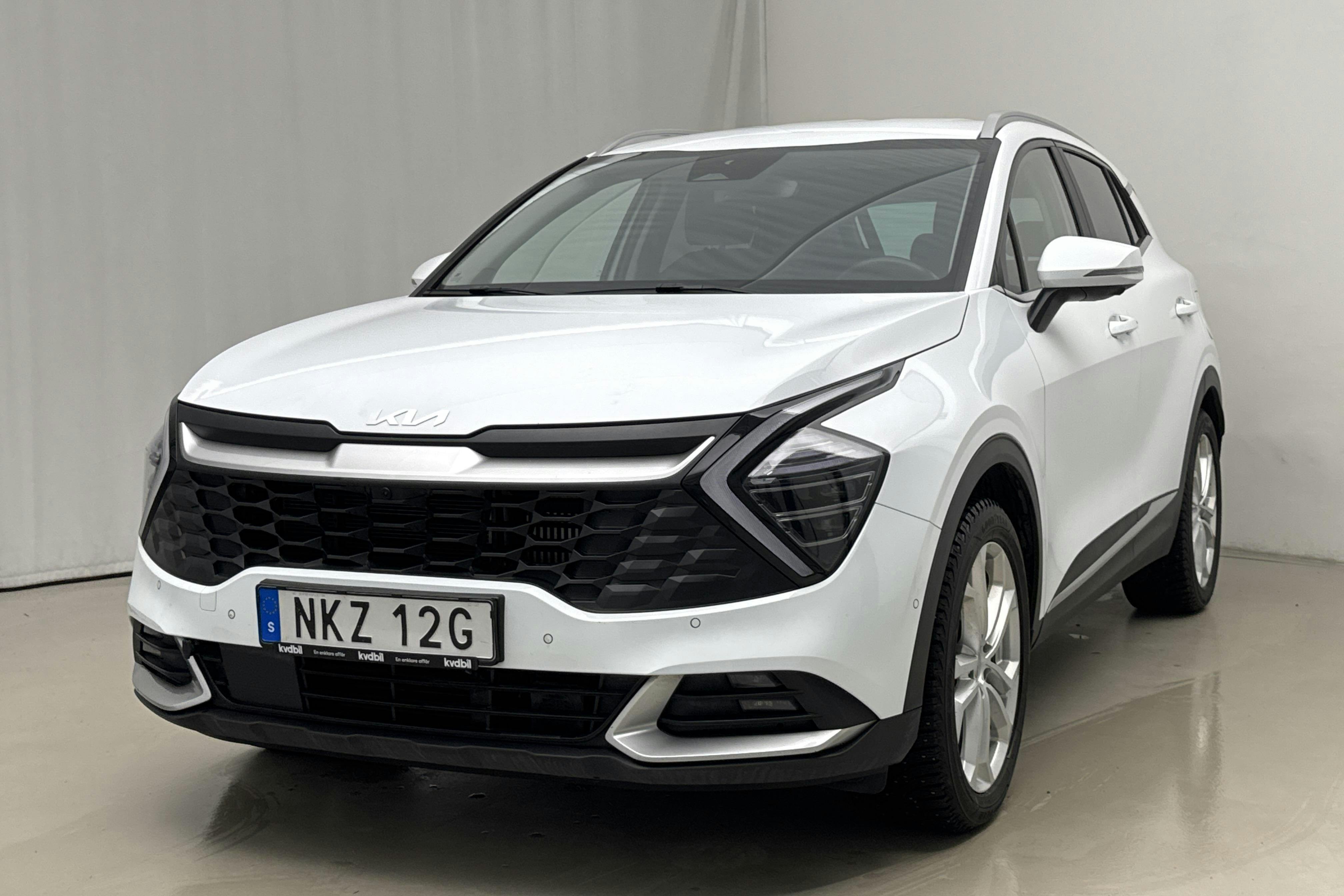 Präsentationsfoto 1 von 18: KIA Sportage PHEV AWD (265hk) - 85 430 Kilometer - Verkaufsautomat - Weiß - 2023