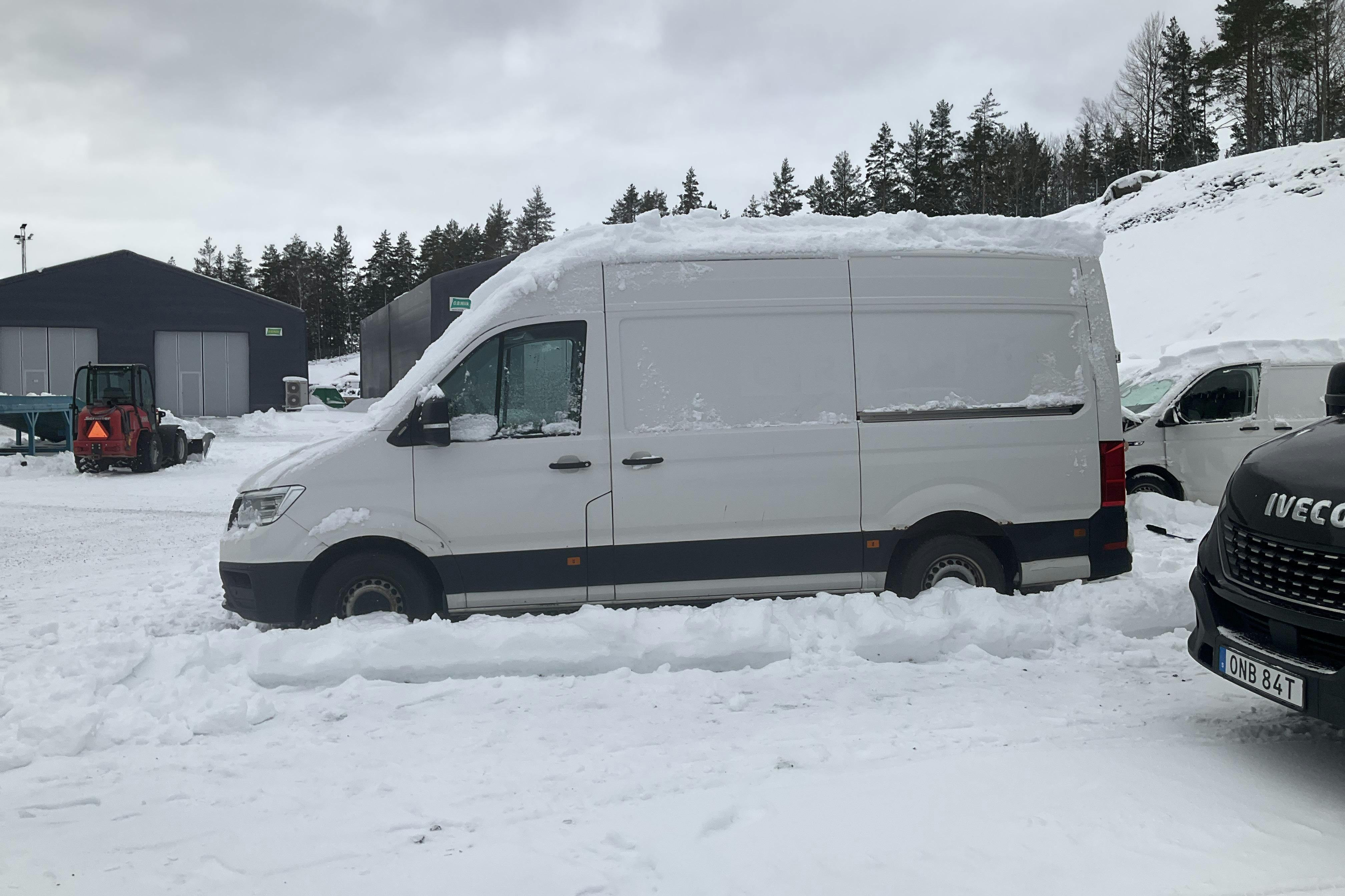 Zdjęcie prezentacyjne 2 z 12: VW Crafter 35 2.0 TDI Skåp 4Motion (177hk) - 171 420 km - Automatyczna - biały - 2020