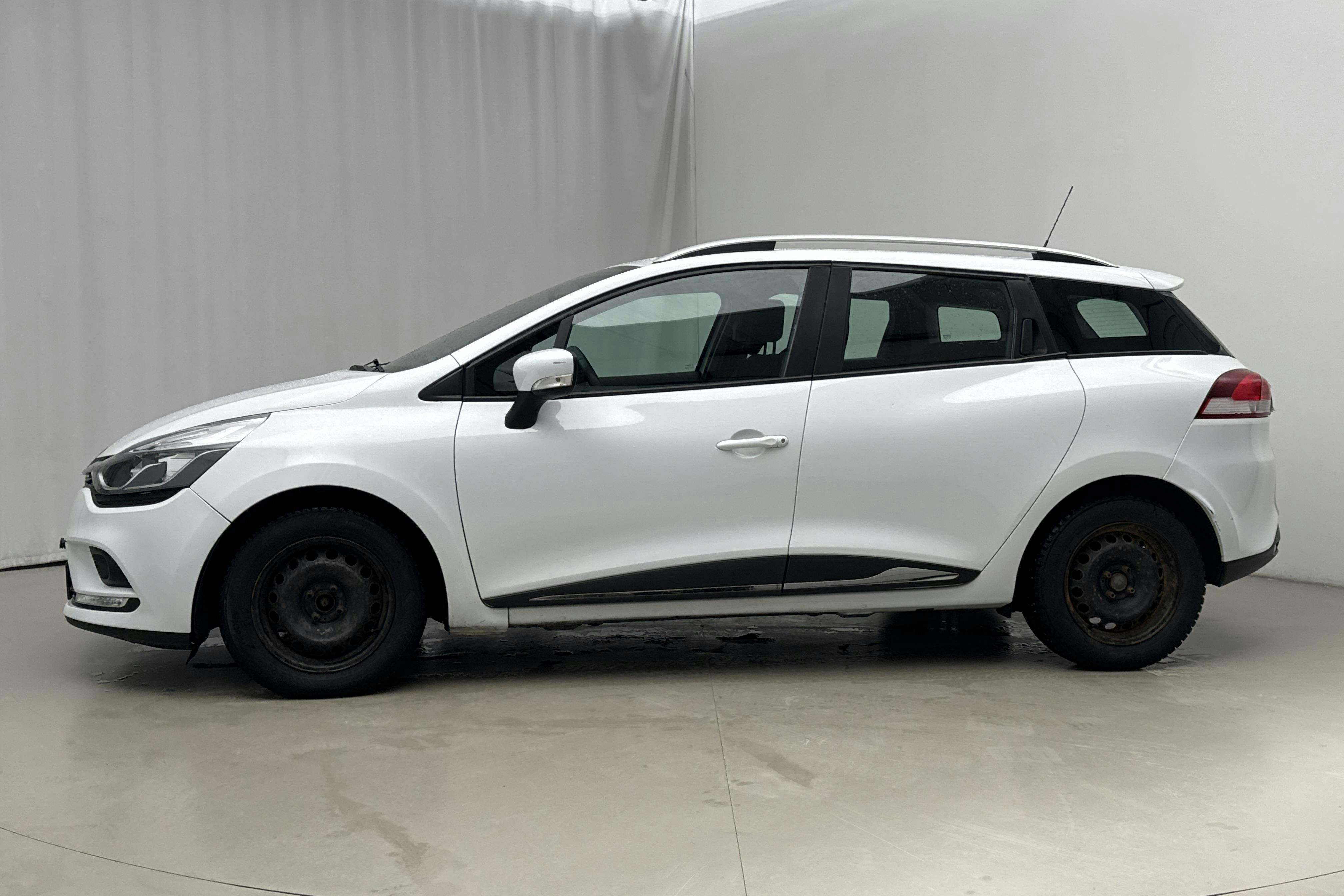 Presentation photo 2 of 18: Renault Clio IV 1.5 dCi Sports Tourer (90hk) - 75 940 km - Manual - white - 2017