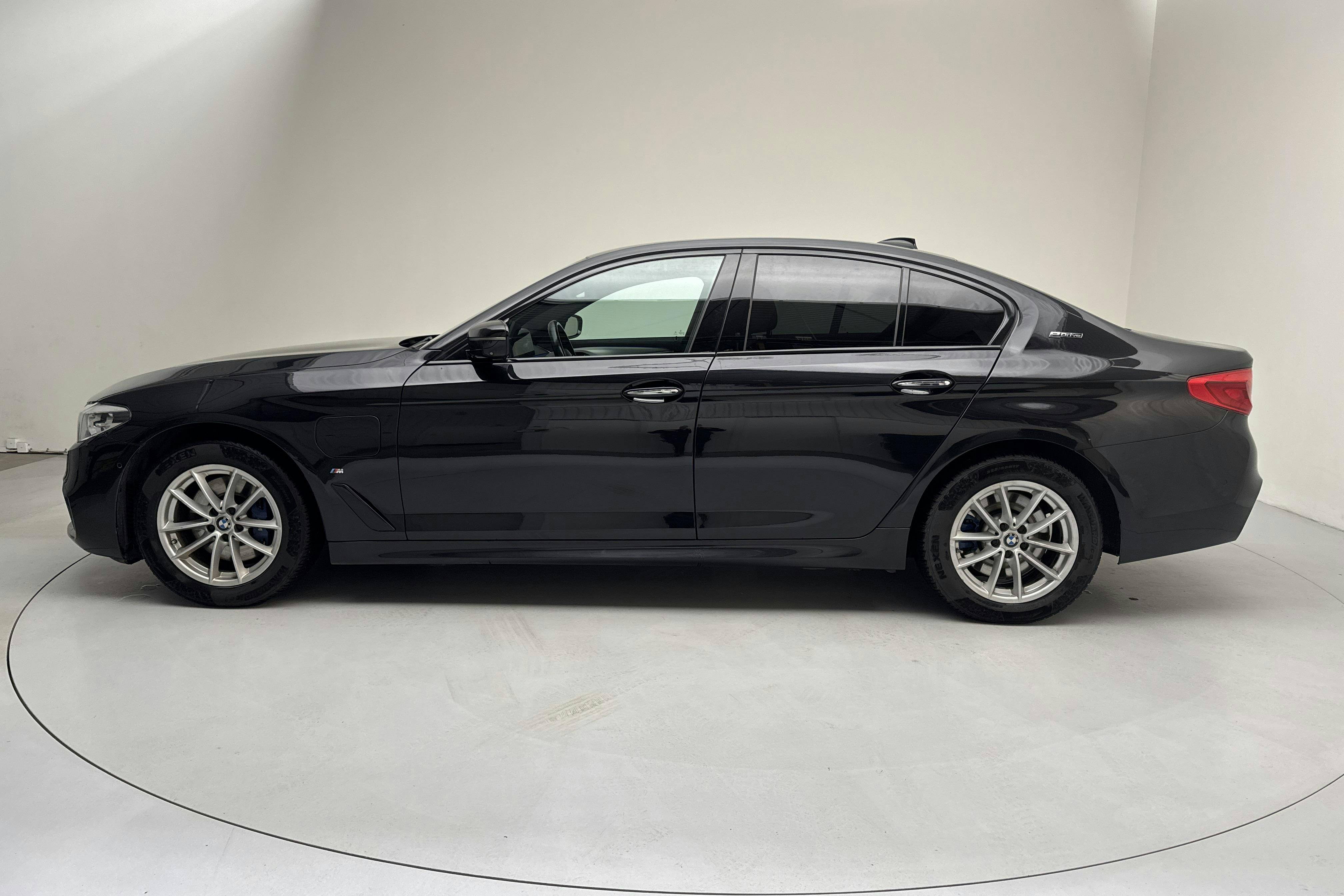 Presentationsfoto 2 av 17: BMW 530e iPerformance Sedan, G30 (252hk) - 15 098 mil - Automat - svart - 2018