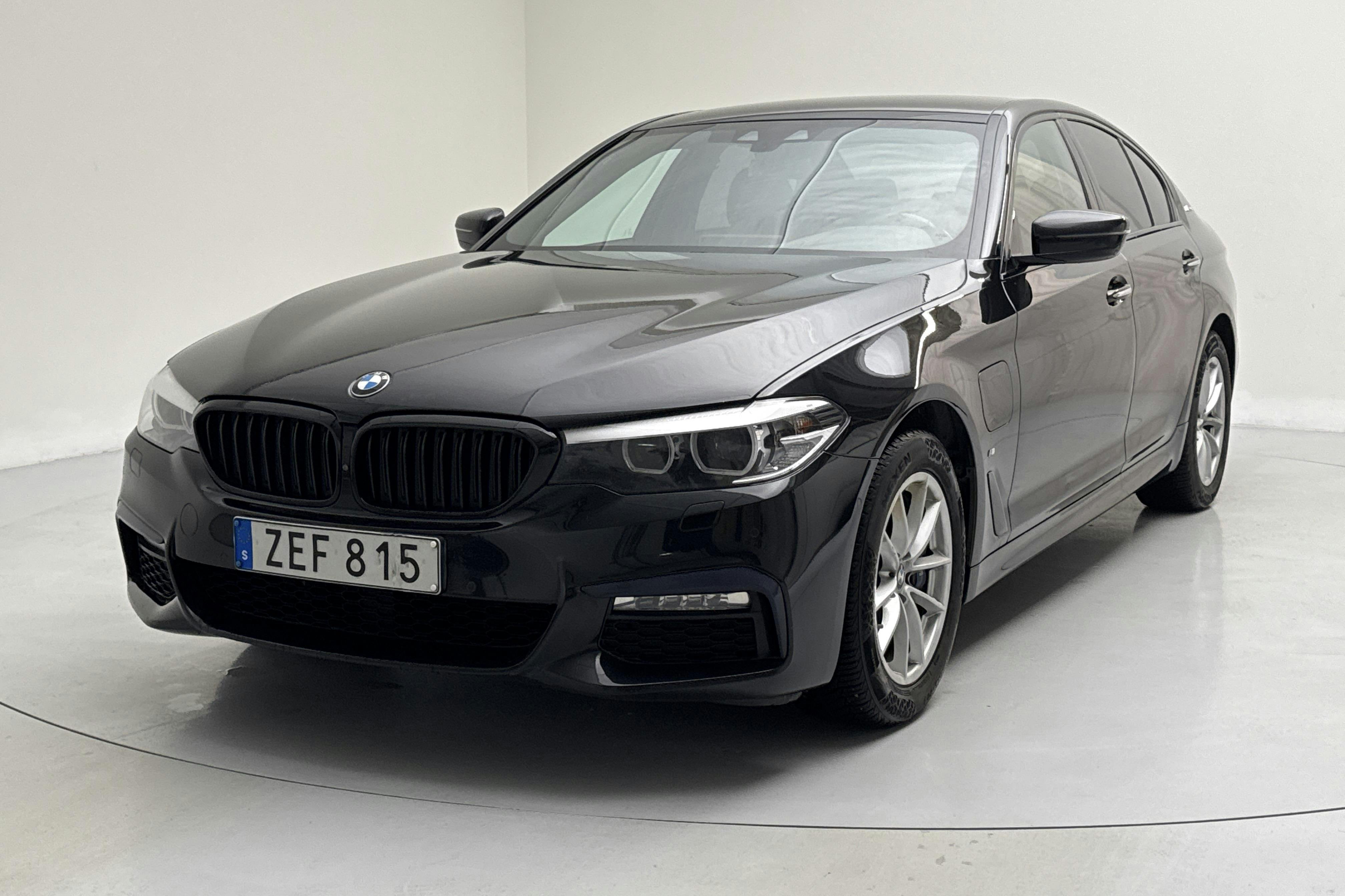 Presentationsfoto 1 av 17: BMW 530e iPerformance Sedan, G30 (252hk) - 15 098 mil - Automat - svart - 2018