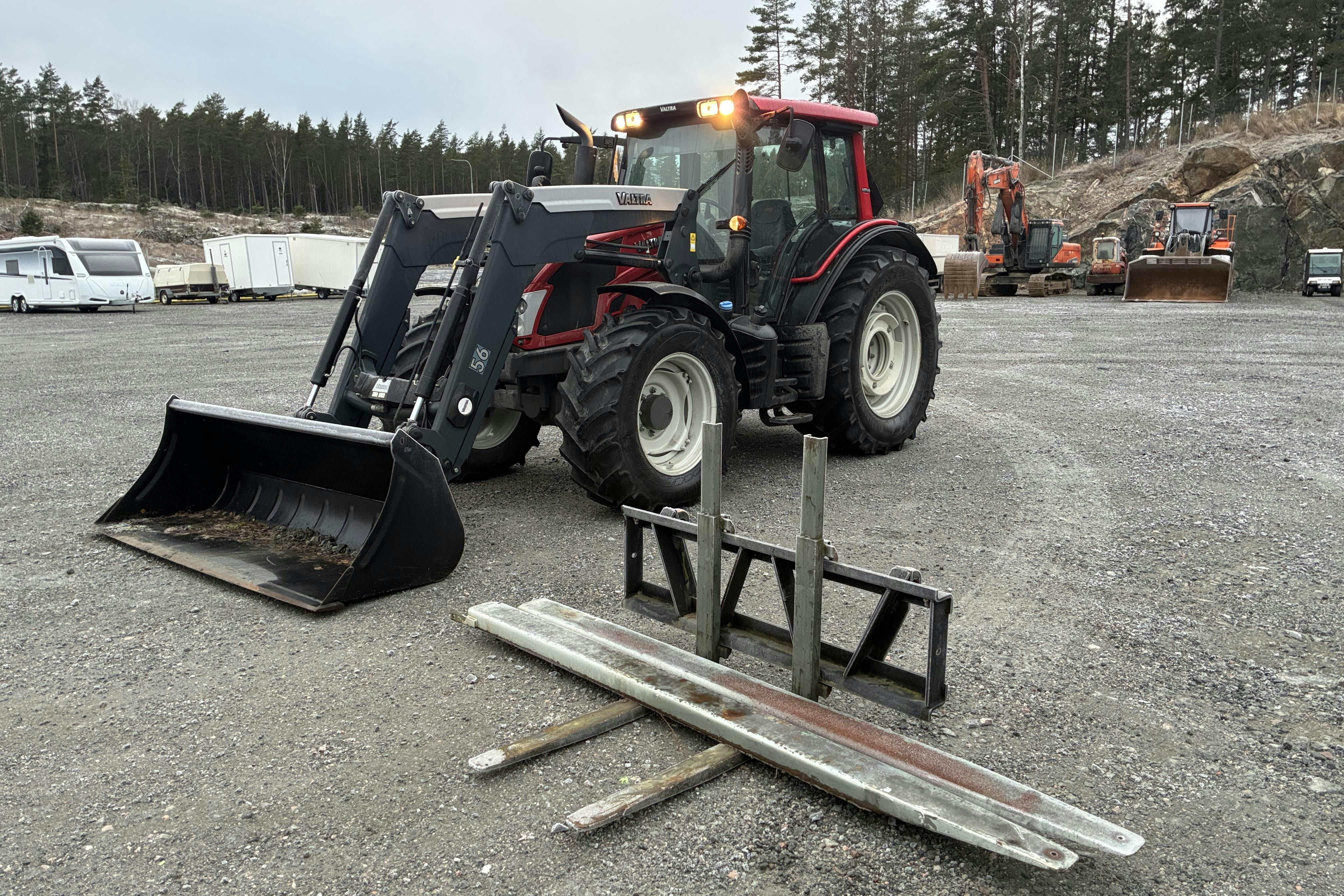 Presentation photo 1 of 90: VALTRA N 113 N-SERIES -  - red - 2012