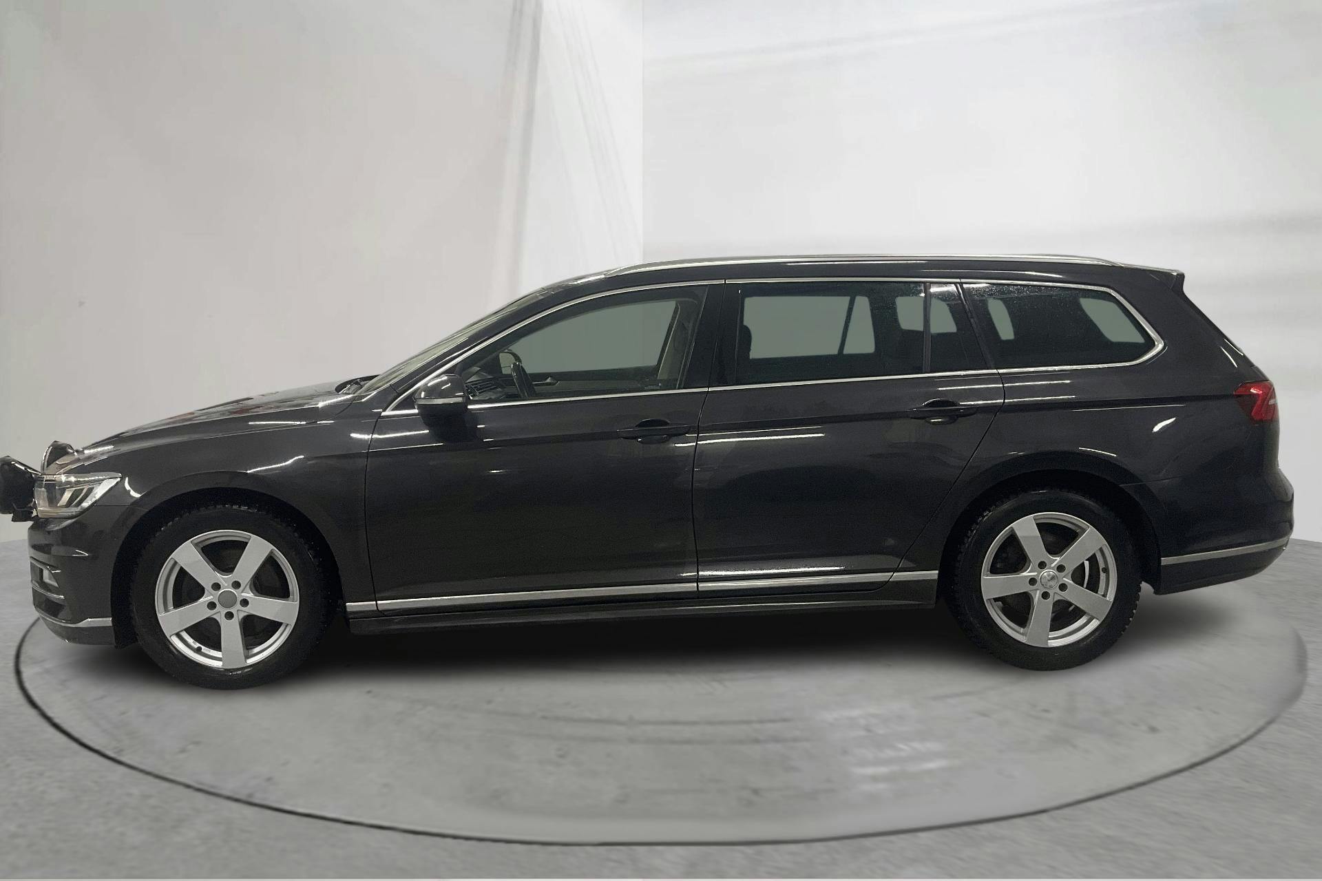 Presentationsfoto 2 av 25: VW Passat 2.0 TDI Sportscombi 4MOTION (190hk) - 13 710 mil - Automat - Dark Grey - 2019