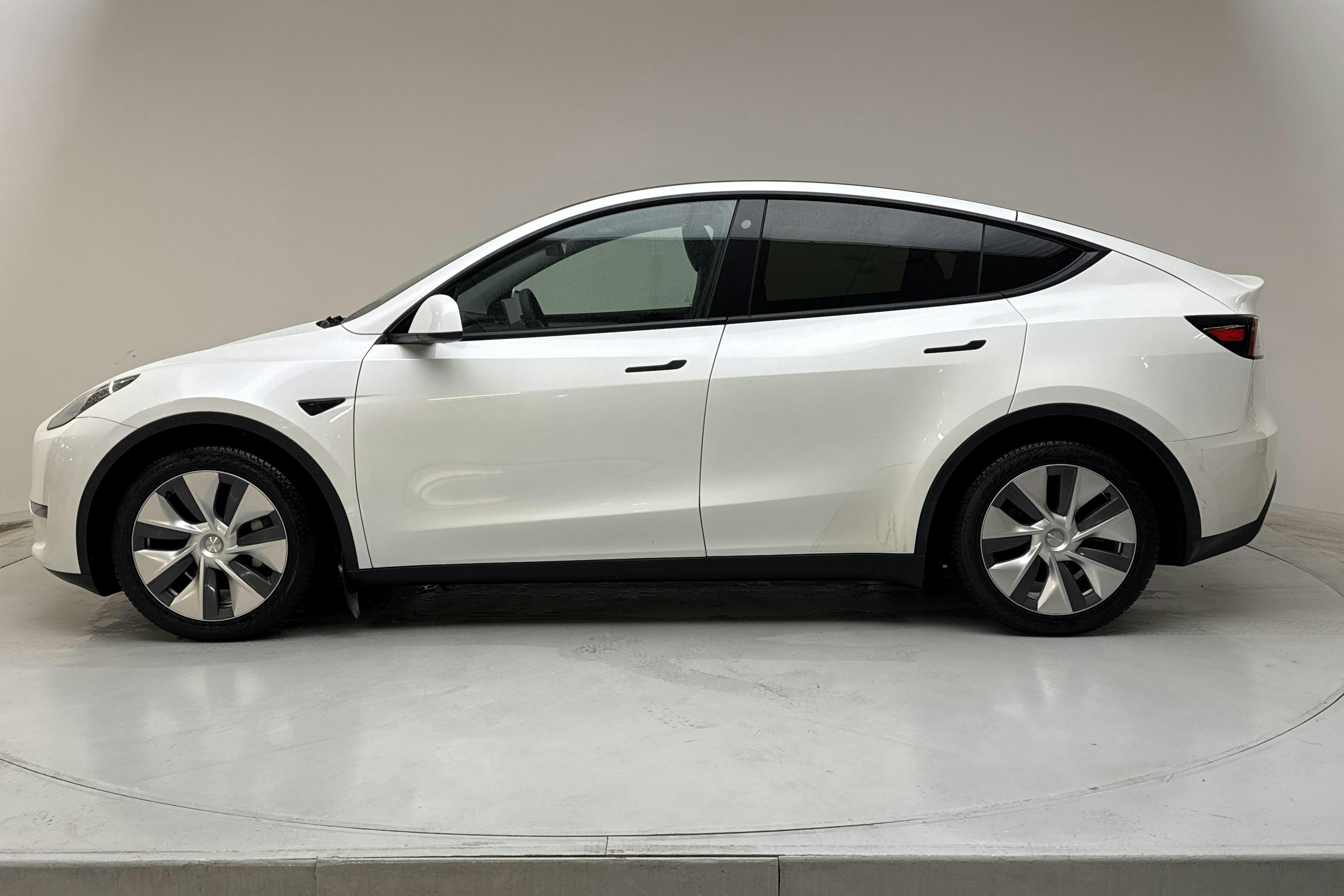 Presentationsfoto 2 av 19: Tesla Model Y Long Range Dual Motor AWD - 9 526 mil - Automat - vit - 2023