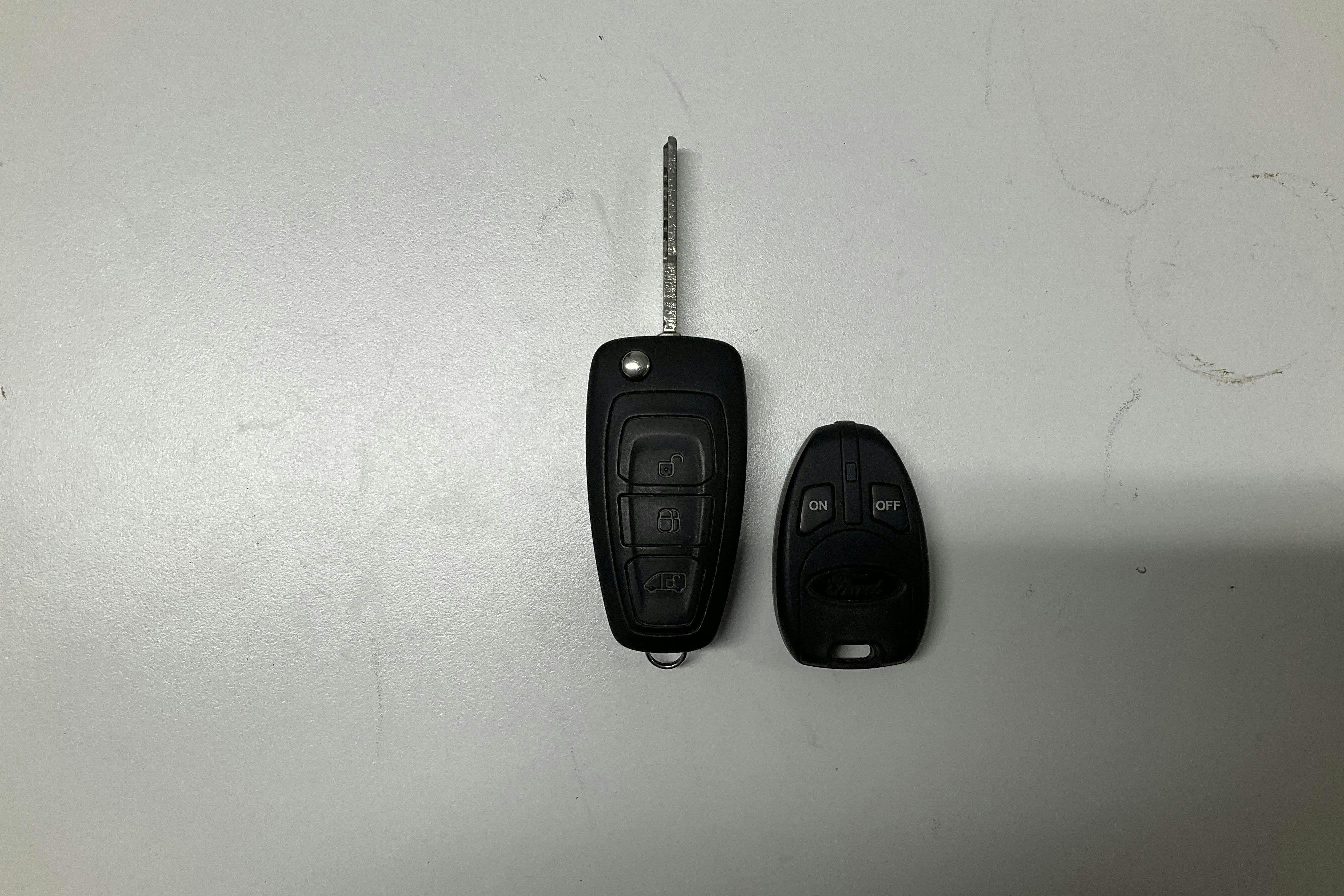 Presentationsfoto 14 av 14: Ford Transit Custom 300 MHEV (130hk) - 13 919 mil - Manuell - vit - 2021