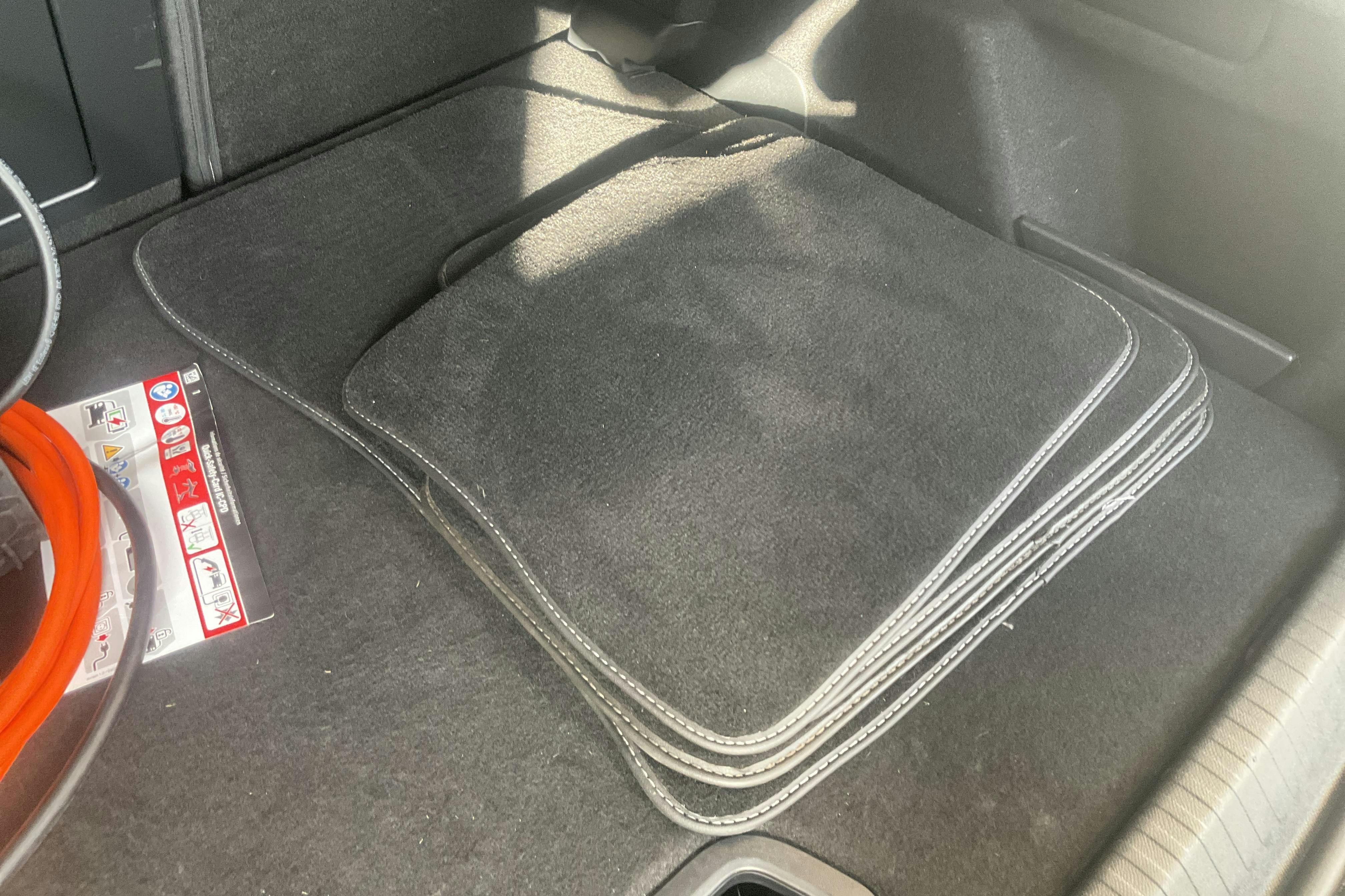 Esittelykuva 16 osoitteesta 16: Citroën e-C4 50kWh (136hk) - 76 320 km - Automaattinen - harmaa - 2022