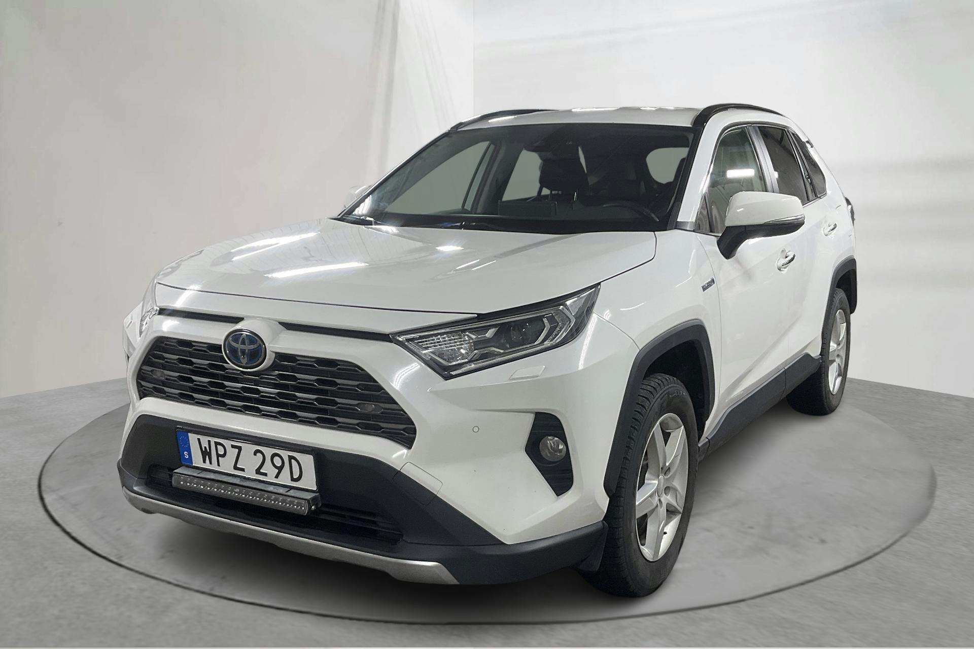 Presentationsfoto 1 av 15: Toyota RAV4 2.5 HSD AWD (222hk) - 16 942 mil - Automat - vit - 2020