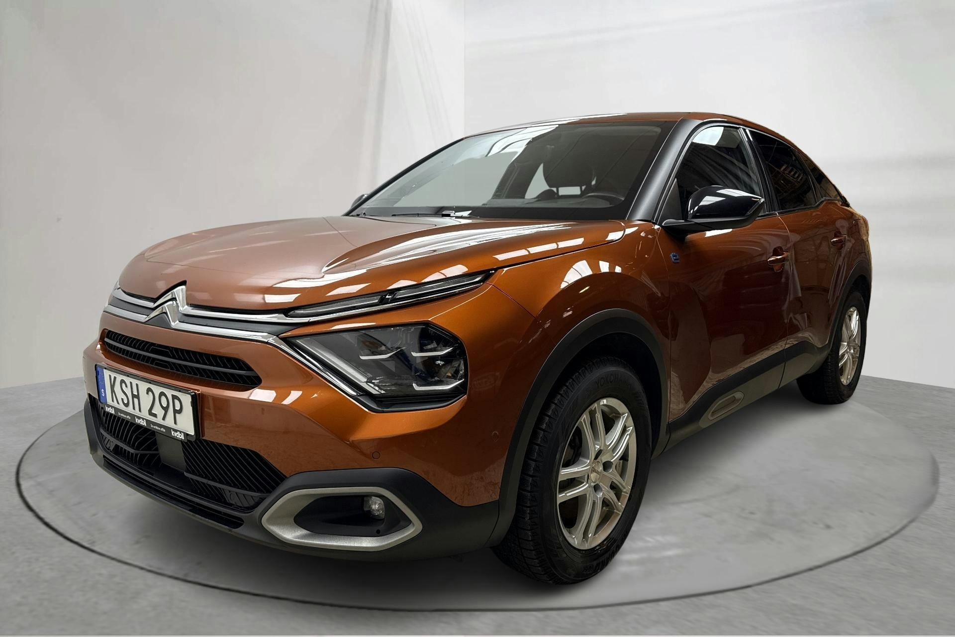 Presentationsfoto 1 av 19: Citroën e-C4 50kWh (136hk) - 7 935 mil - Automat - orange - 2022