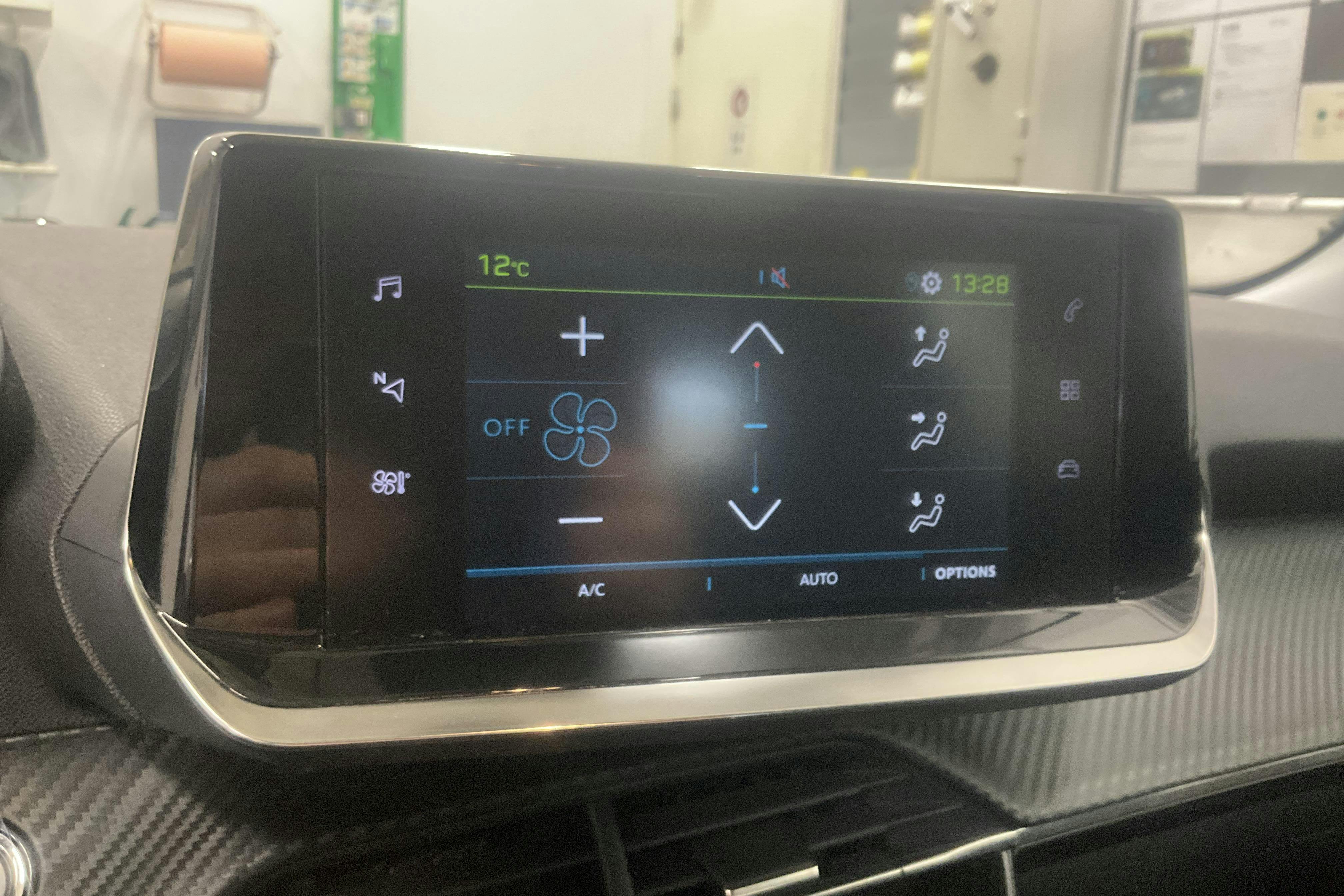 Presentationsfoto 15 av 15: Peugeot e-2008 50kWh (136hk) - 6 634 mil - Automat - grå - 2022