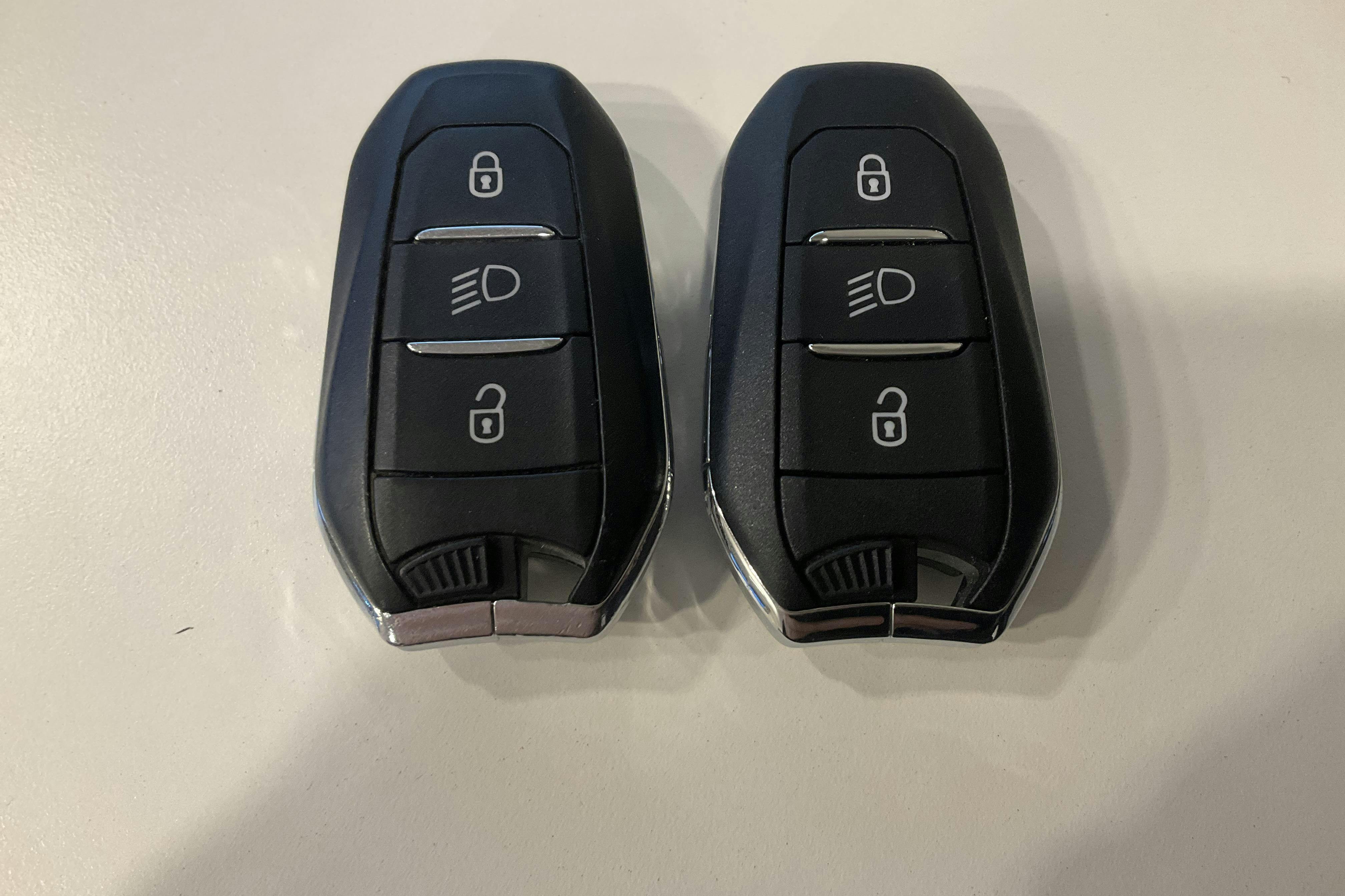 Presentation photo 19 of 19: Peugeot e-2008 50kWh (136hk) - 70 650 km - Automatic - gray - 2022