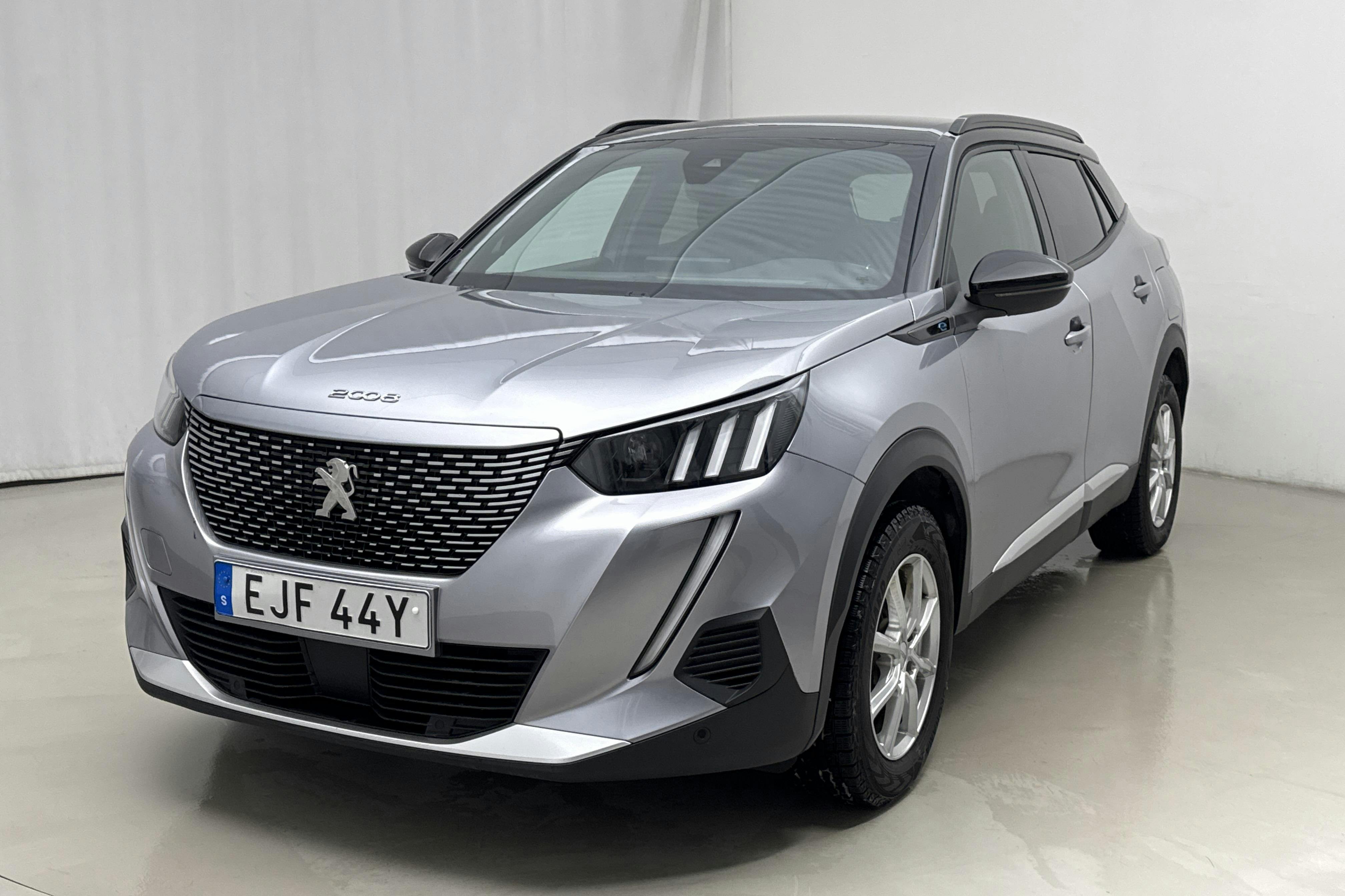 Presentation photo 1 of 19: Peugeot e-2008 50kWh (136hk) - 70 650 km - Automatic - gray - 2022
