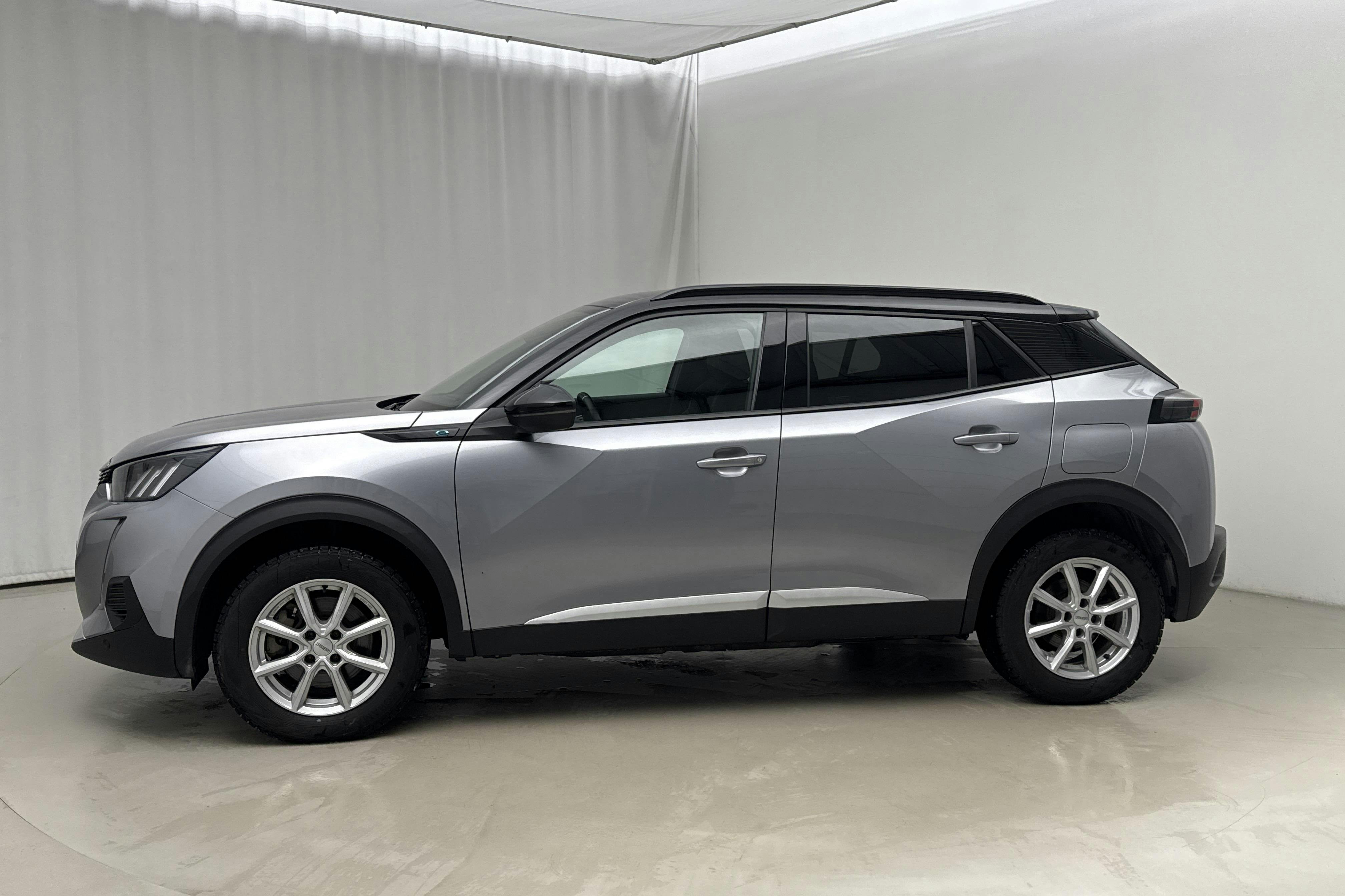 Presentation photo 2 of 19: Peugeot e-2008 50kWh (136hk) - 70 650 km - Automatic - gray - 2022