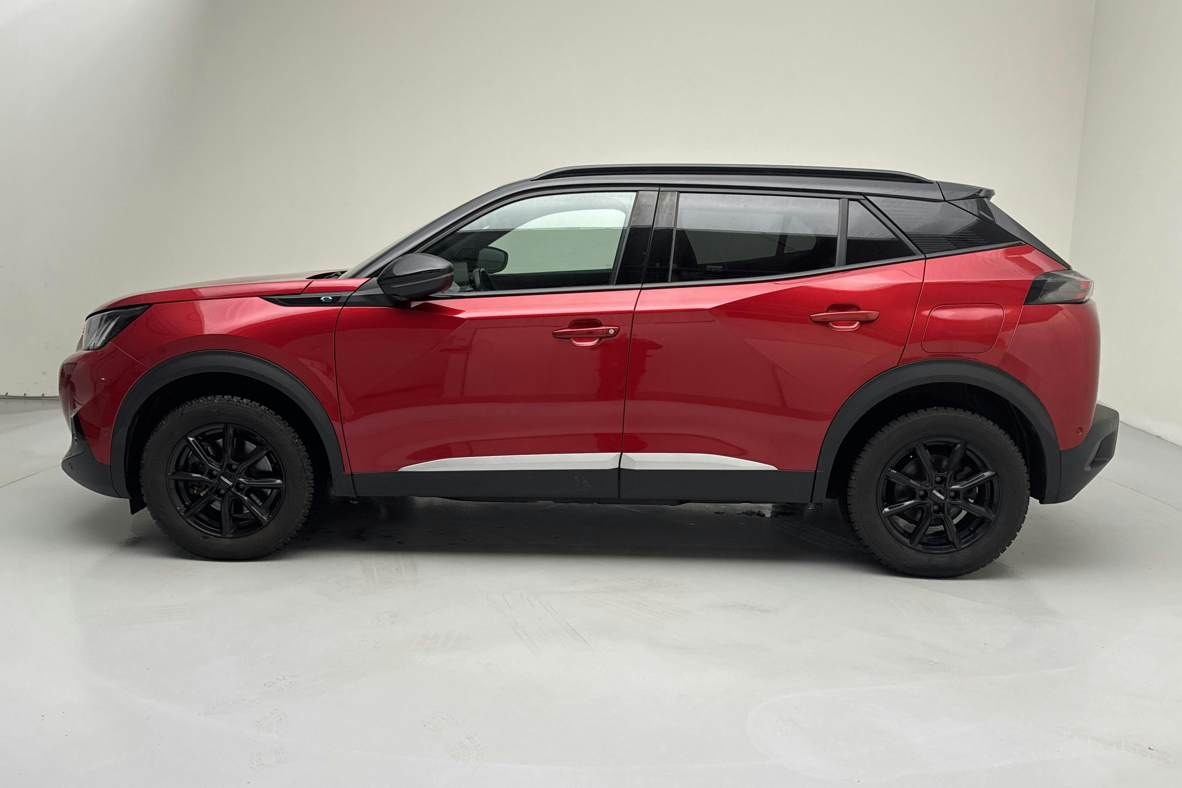 Presentationsfoto 2 av 17: Peugeot e-2008 50kWh (136hk) - 6 285 mil - Automat - röd - 2022