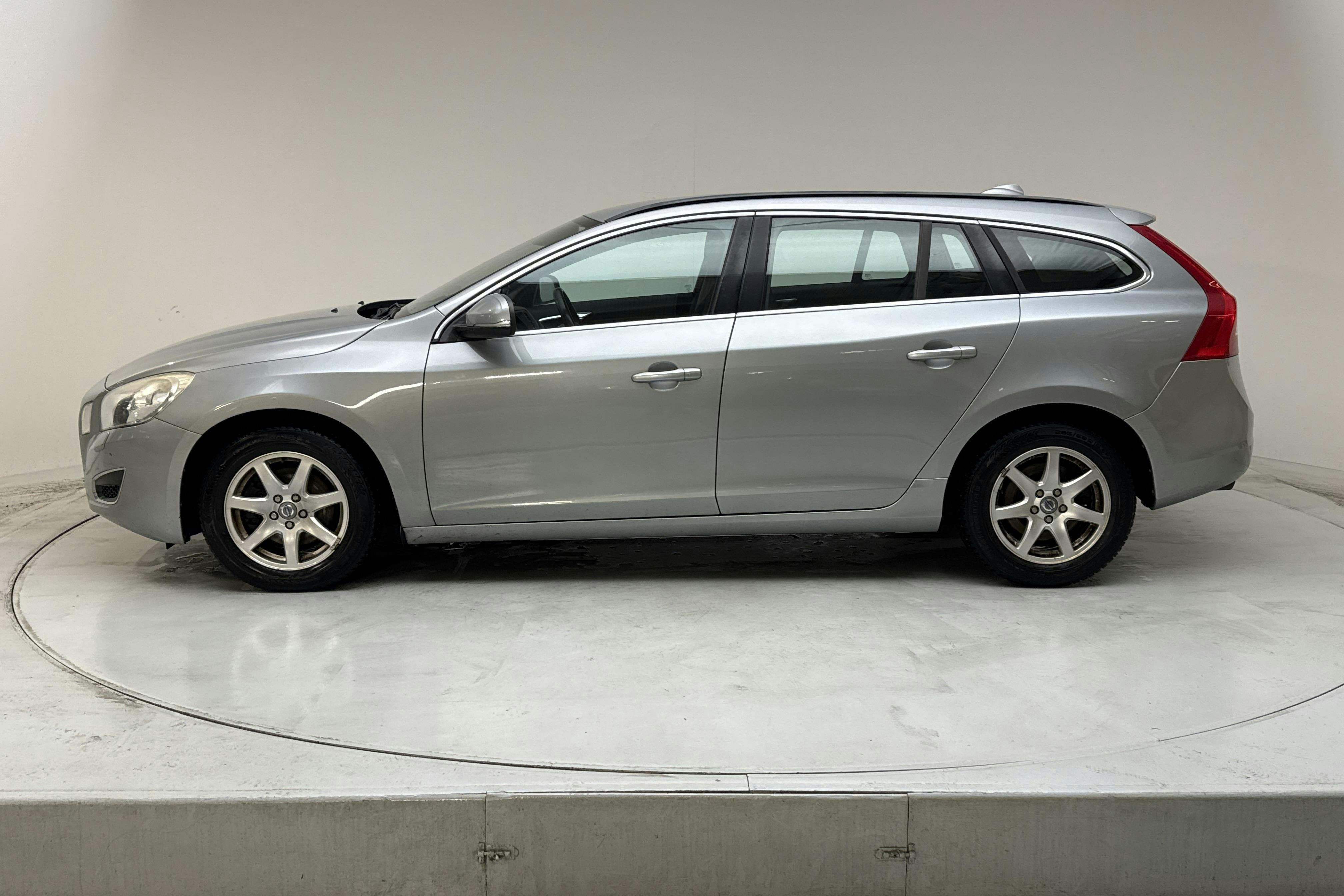 Presentationsfoto 2 av 13: Volvo V60 1.6D DRIVe (115hk) - 19 738 mil - Automat - silver - 2012