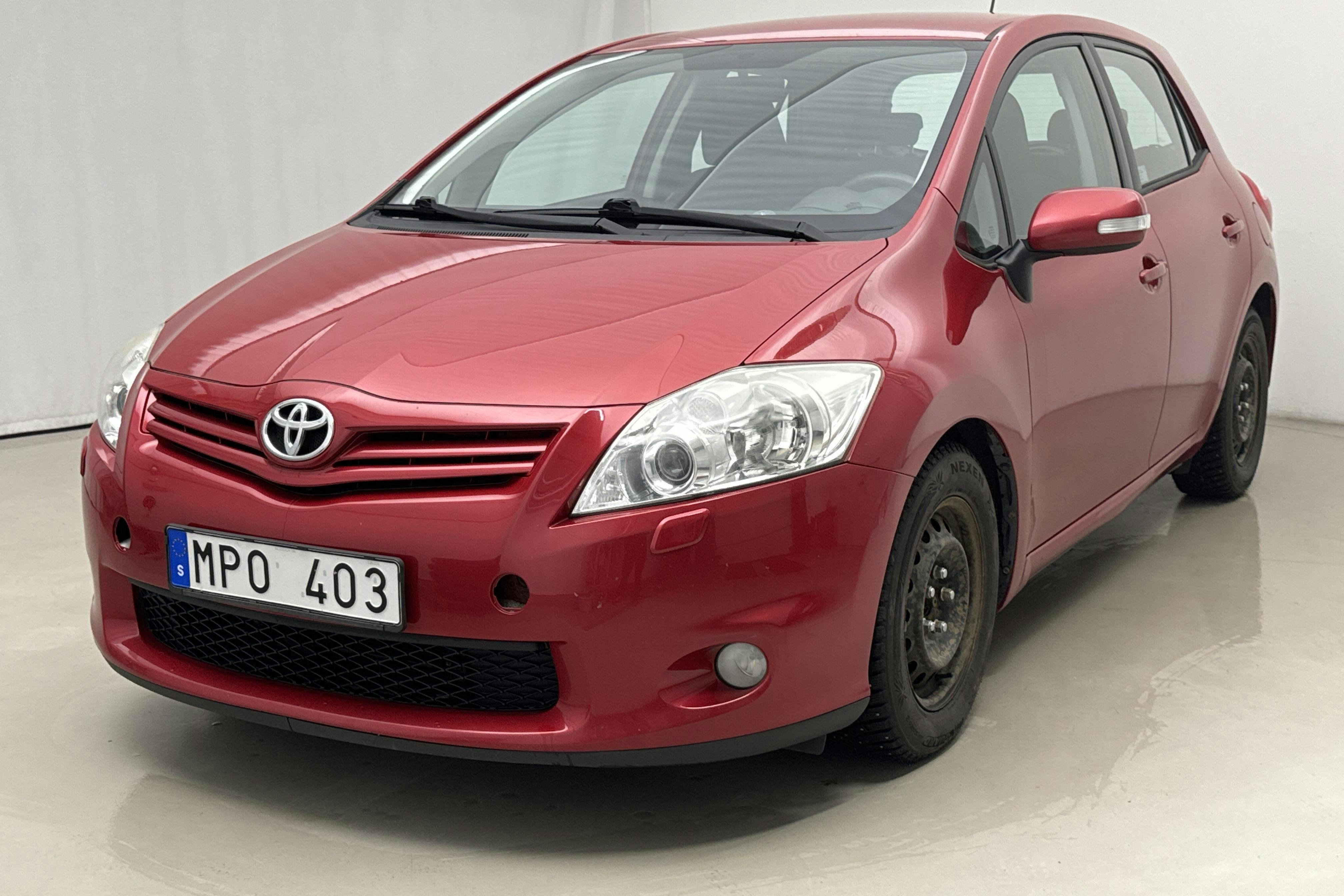 Presentation photo 1 of 12: Toyota Auris 1.4 D-4D 5dr (90hk) - 114 640 km - Manual - Dark Red - 2012