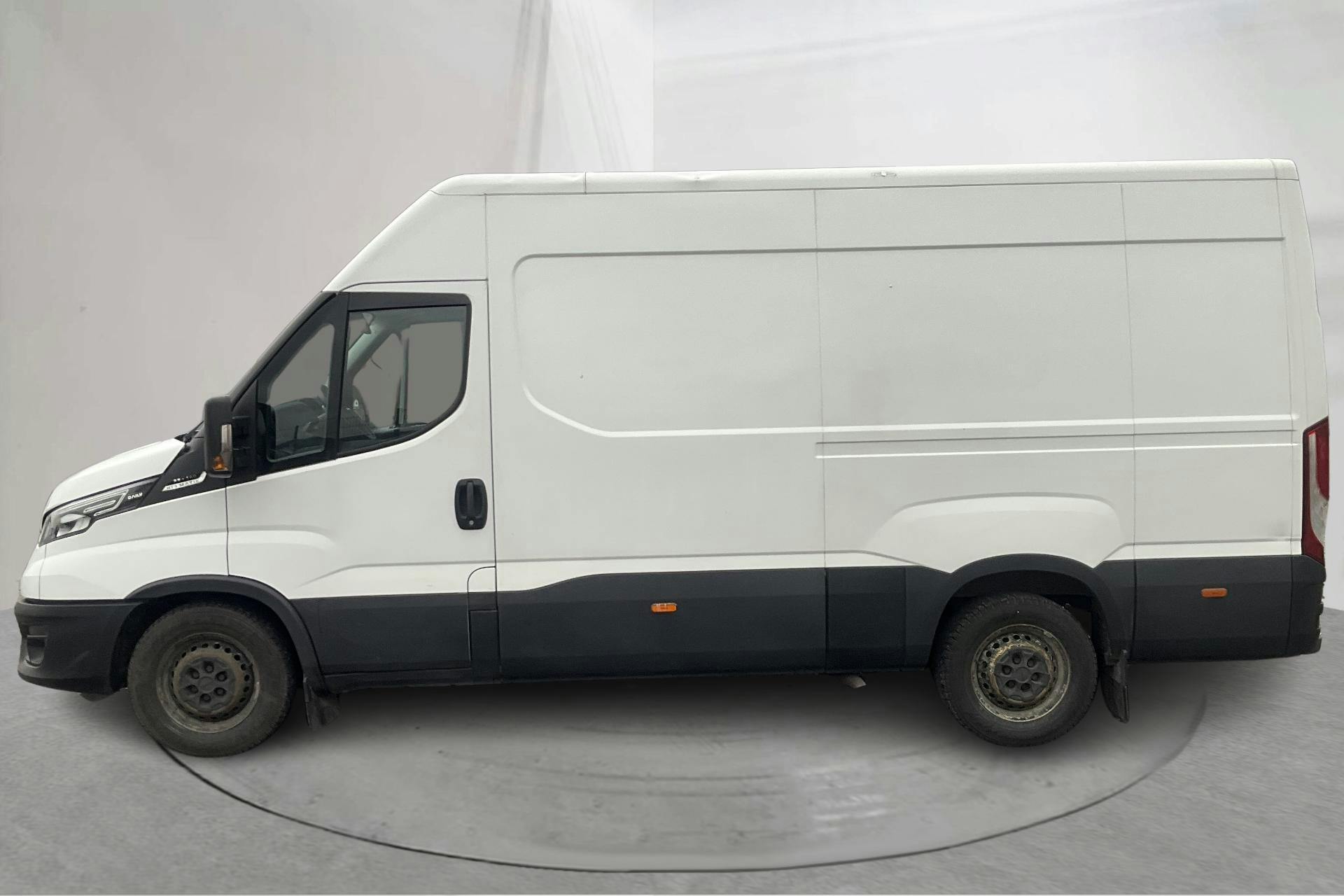 Presentation photo 2 of 14: Iveco Daily 35 2.3 (136hk) - 130 880 km - Automatic - white - 2020