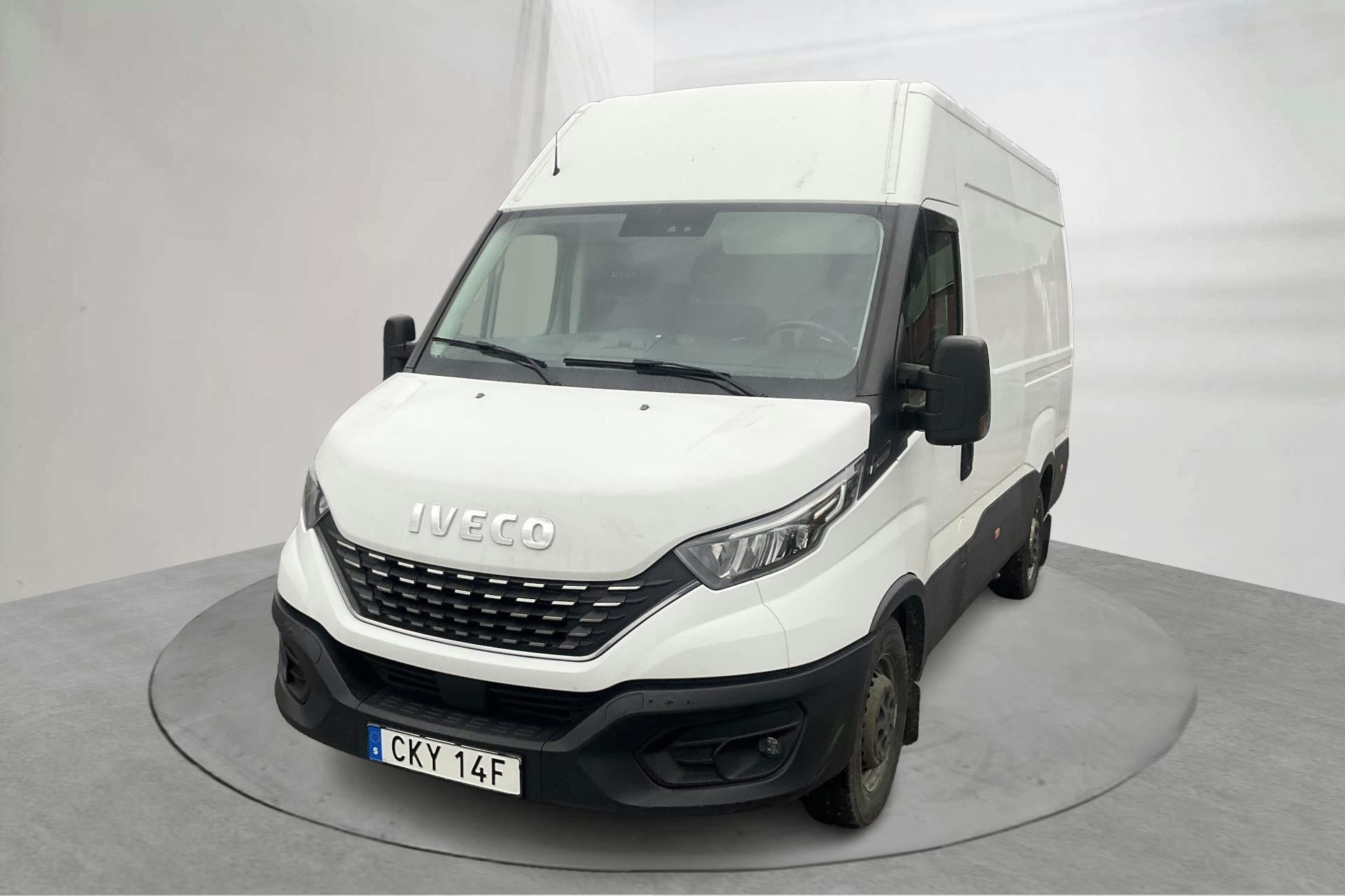 Presentation photo 1 of 14: Iveco Daily 35 2.3 (136hk) - 130 880 km - Automatic - white - 2020
