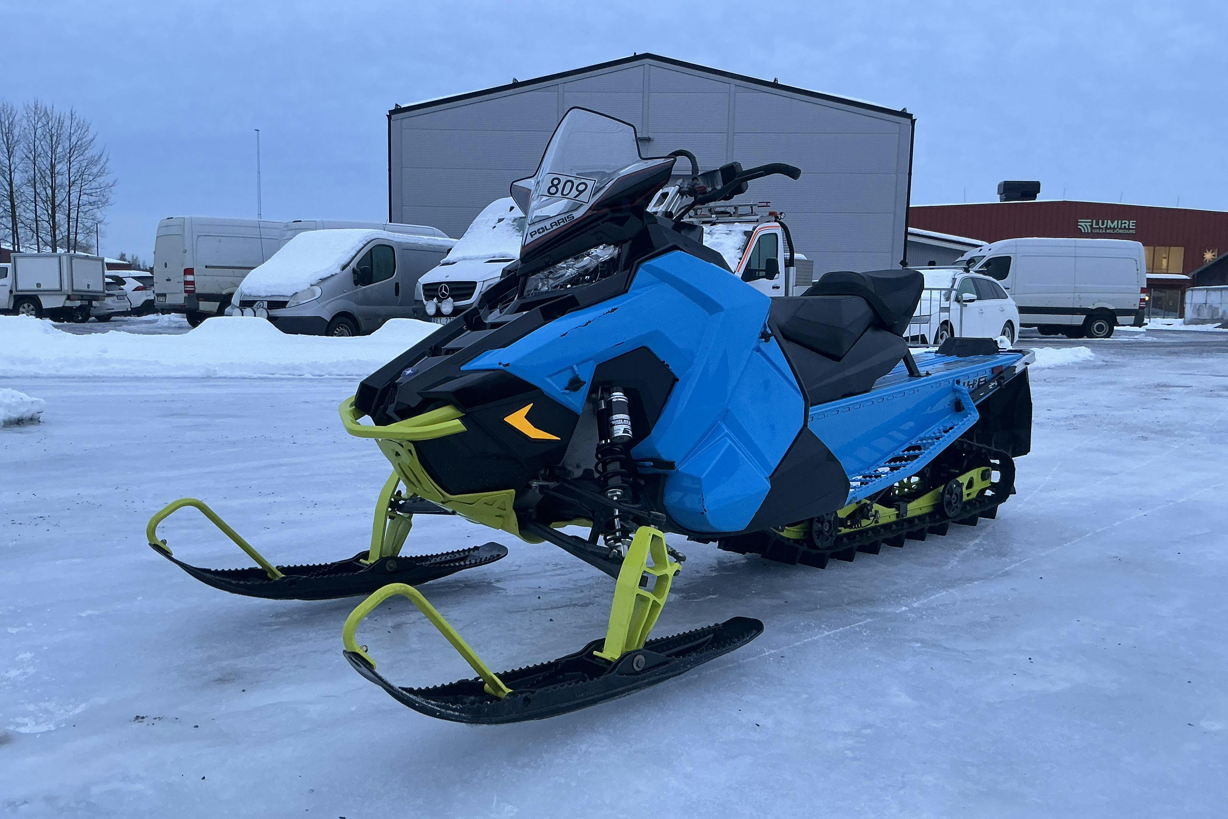 Presentationsfoto 1 av 12: POLARIS SKS 850 146" Snöskoter - 399 mil - Automat - Light Blue - 2019