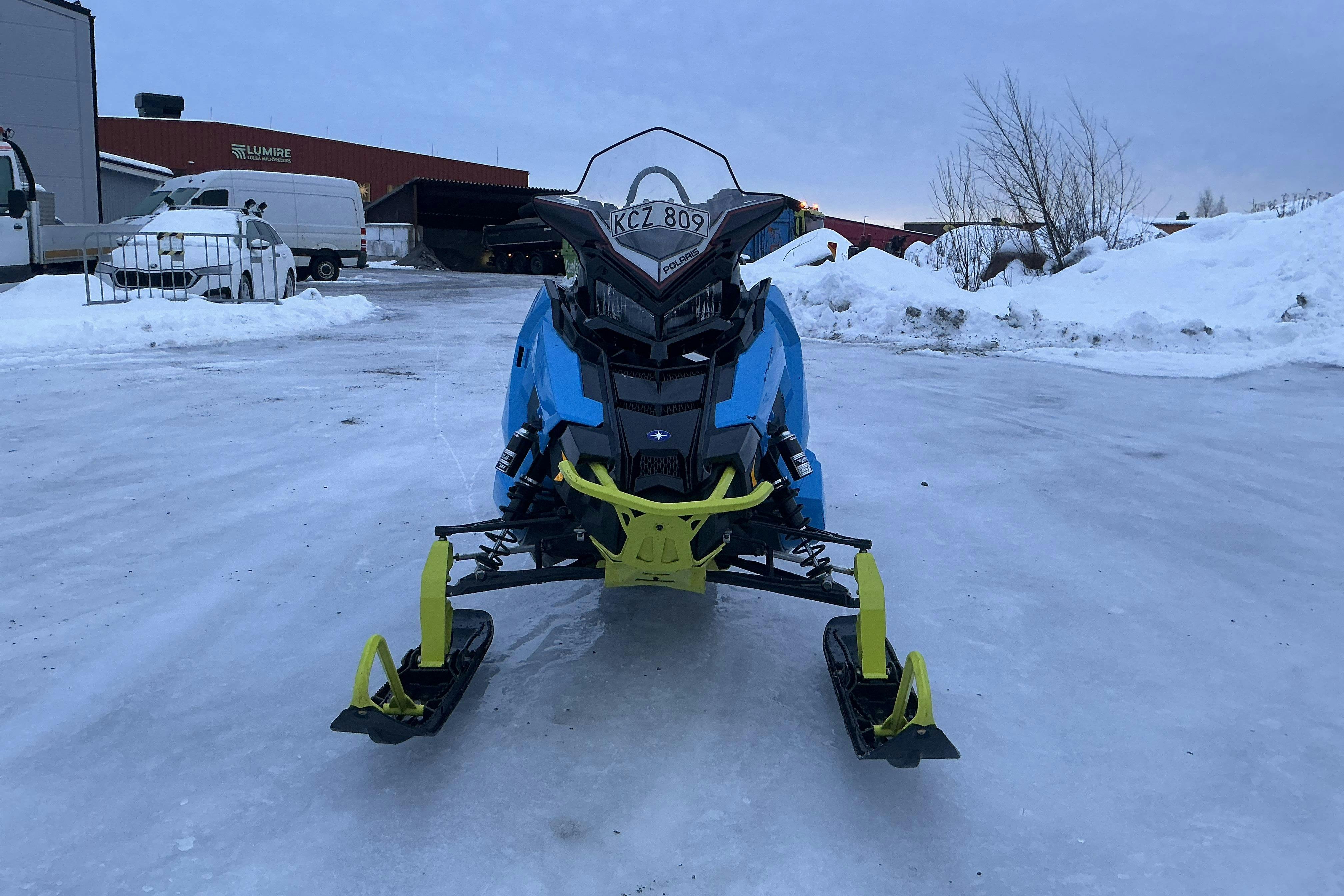 Presentationsfoto 2 av 12: POLARIS SKS 850 146" Snöskoter - 399 mil - Automat - Light Blue - 2019