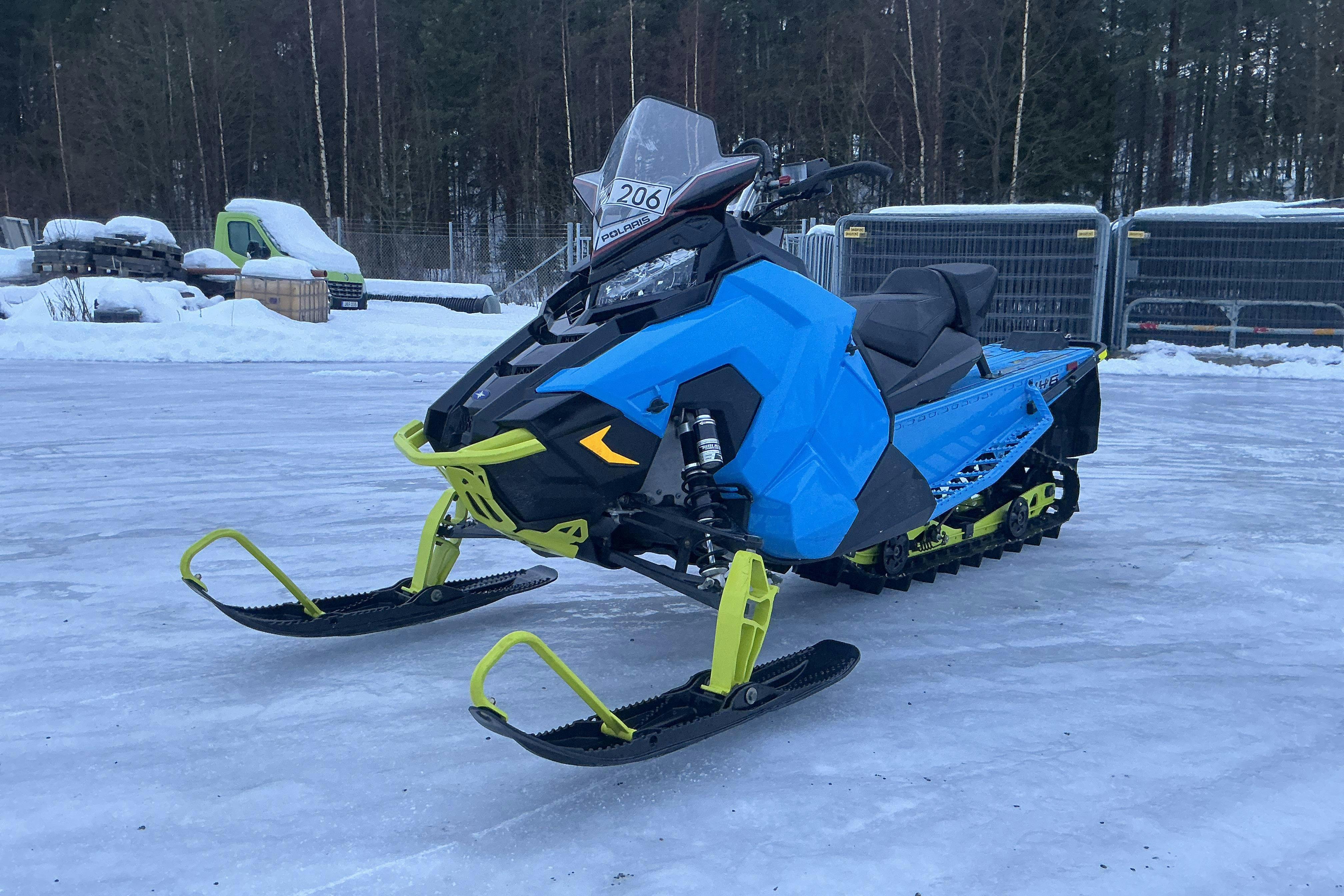 Presentationsfoto 1 av 13: POLARIS SKS 850 146" Snöskoter - 419 mil - Automat - Light Blue - 2019