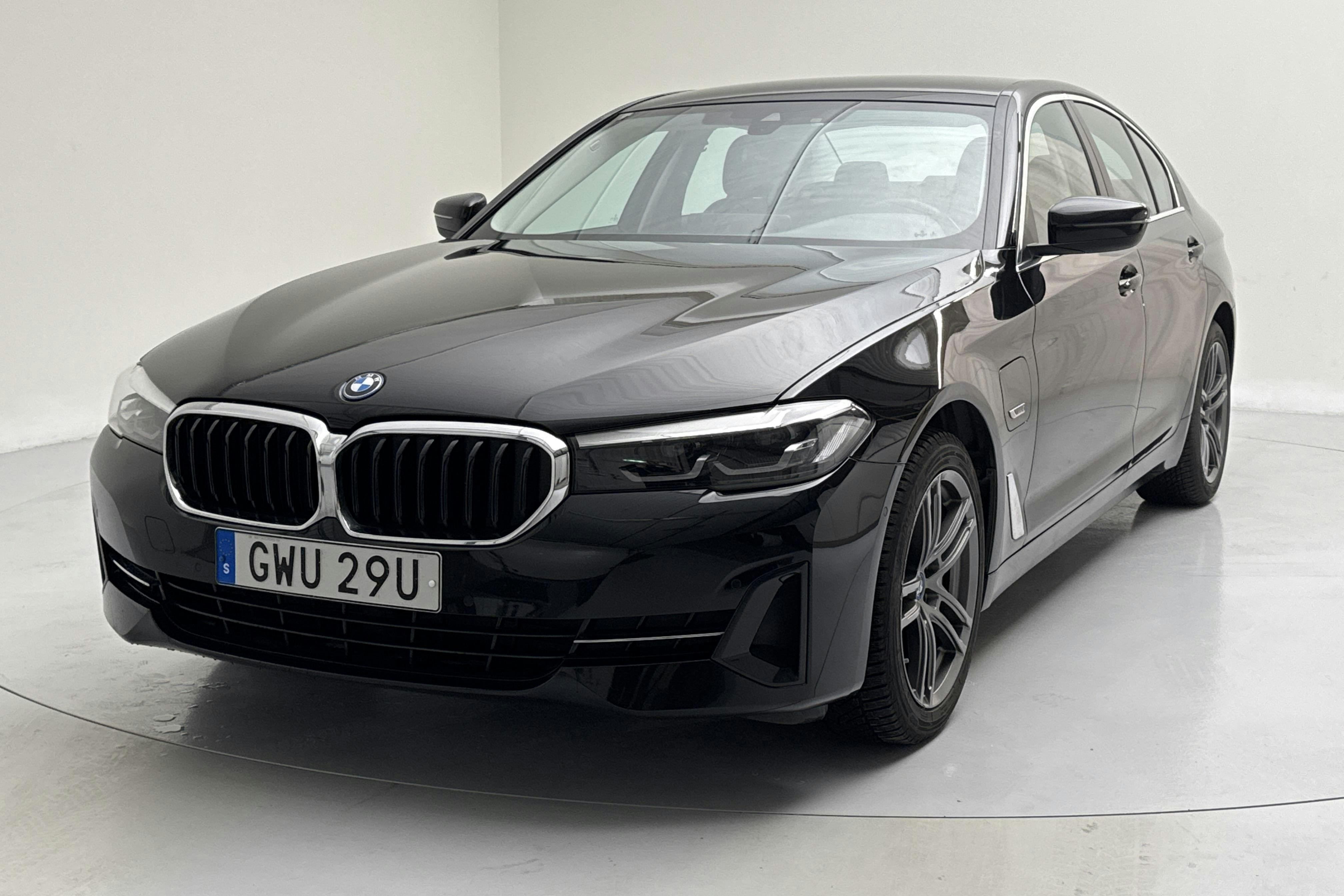 Presentationsfoto 1 av 18: BMW 530e Sedan, G30 12kWh LCI (292hk) - 7 561 mil - Automat - svart - 2023