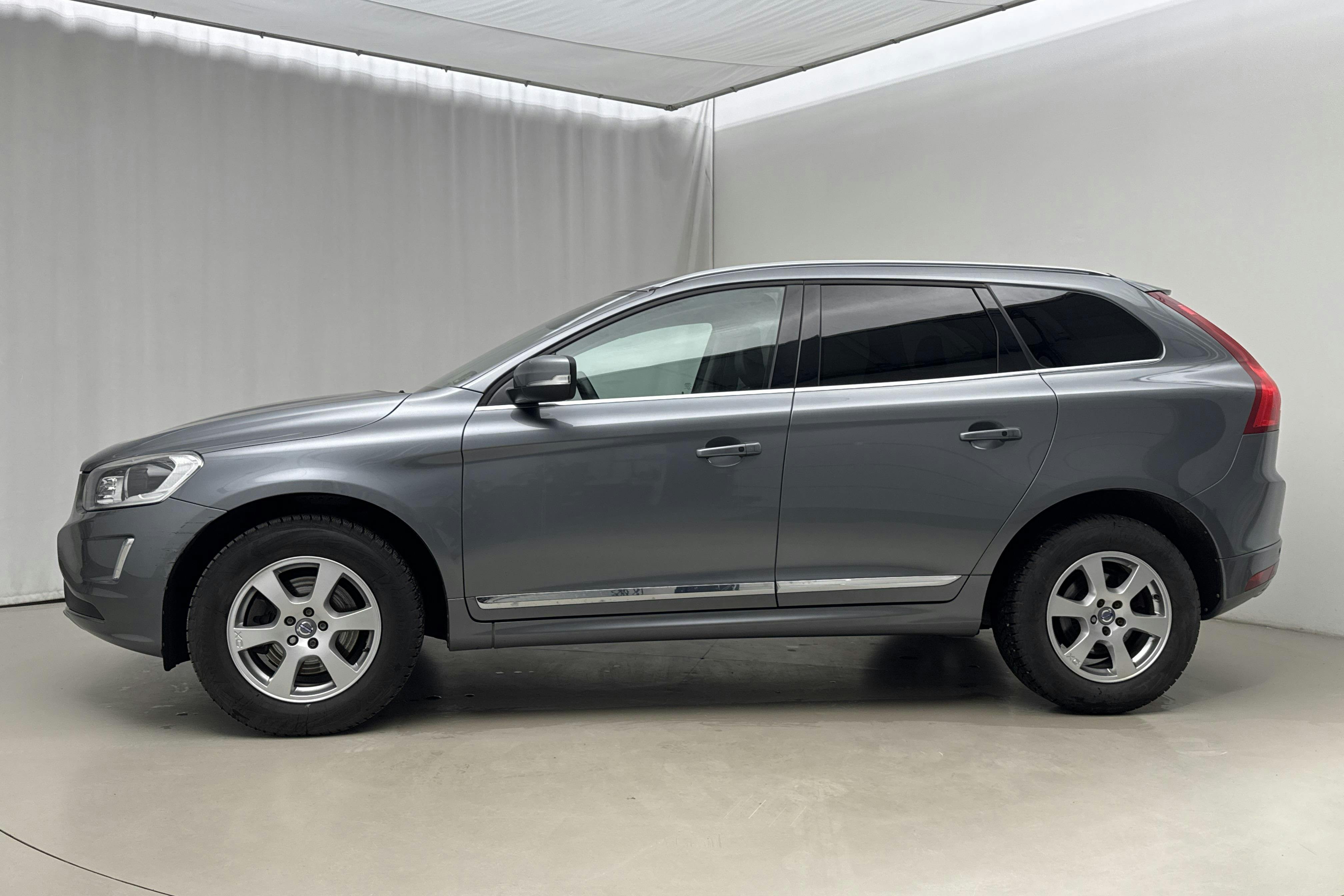 Presentationsfoto 2 av 17: Volvo XC60 D4 2WD (190hk) - 15 400 mil - Manuell - grå - 2016