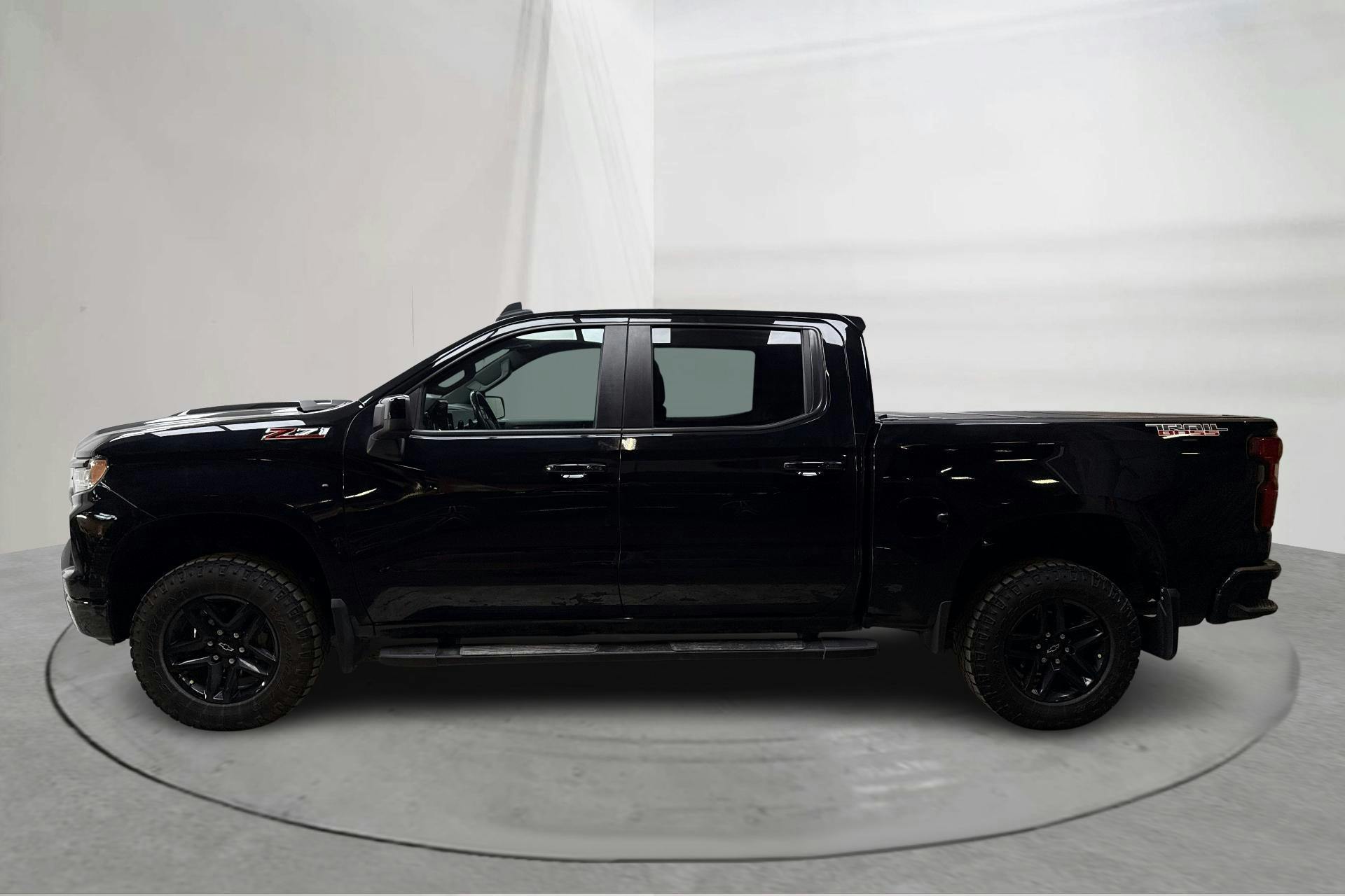 Presentationsfoto 2 av 18: Chevrolet Silverado 1500 Crew Cab V8 4WD (360hk) - 5 147 mil - Automat - svart - 2022