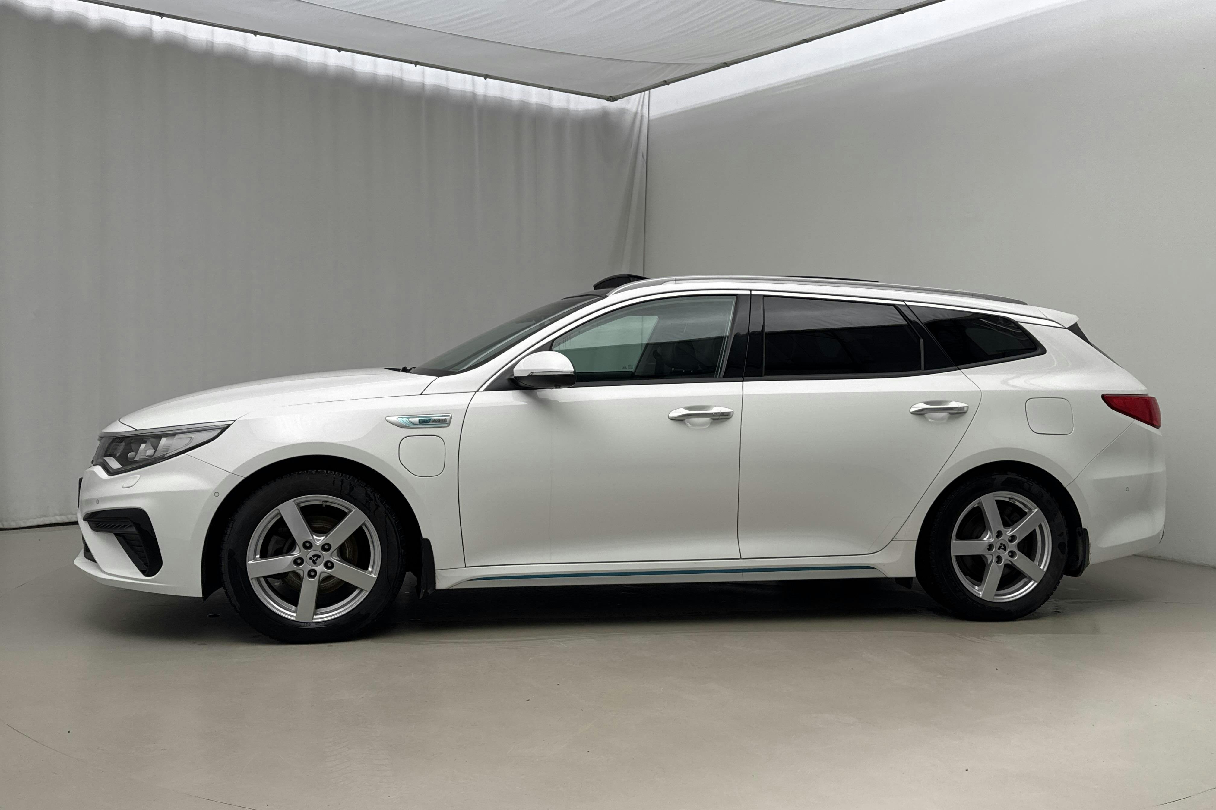 Presentationsfoto 2 av 28: KIA Optima 2.0 GDi Plug-in Hybrid SW (205hk) - 6 103 mil - Automat - vit - 2020
