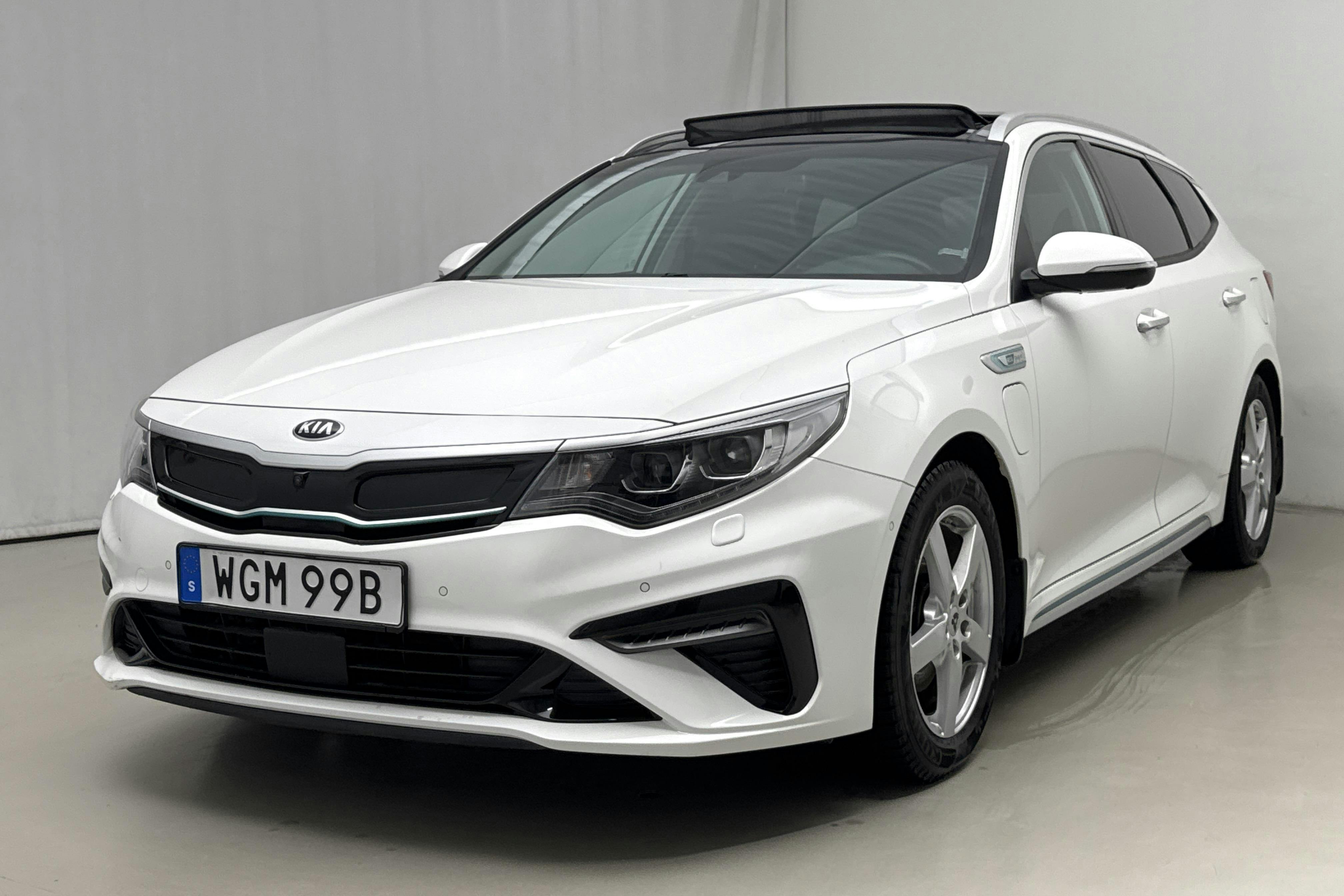 Presentationsfoto 1 av 28: KIA Optima 2.0 GDi Plug-in Hybrid SW (205hk) - 6 103 mil - Automat - vit - 2020