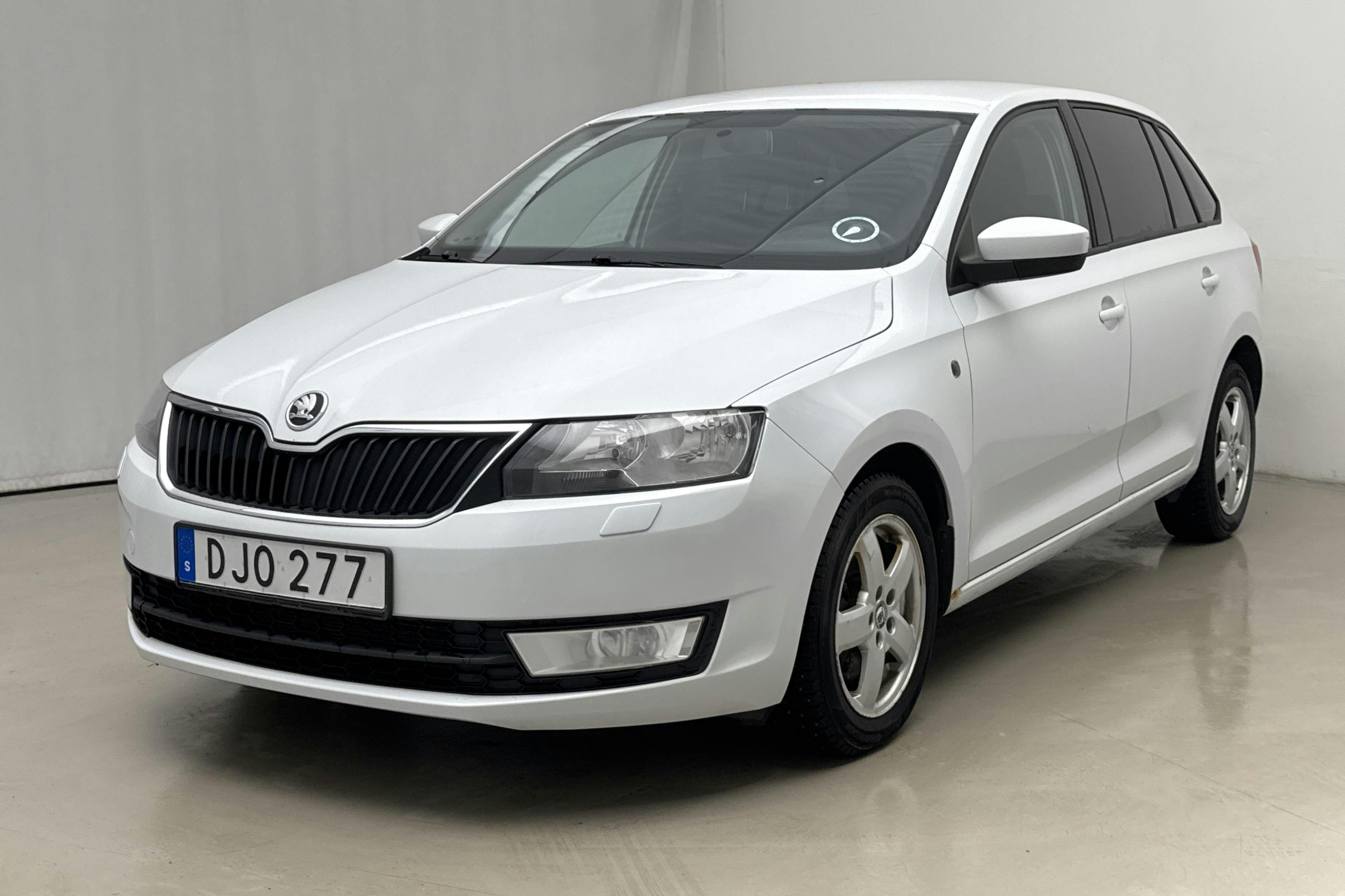 Presentationsfoto 1 av 15: Skoda Rapid 1.2 TSI Spaceback (105hk) - 20 443 mil - Manuell - vit - 2015