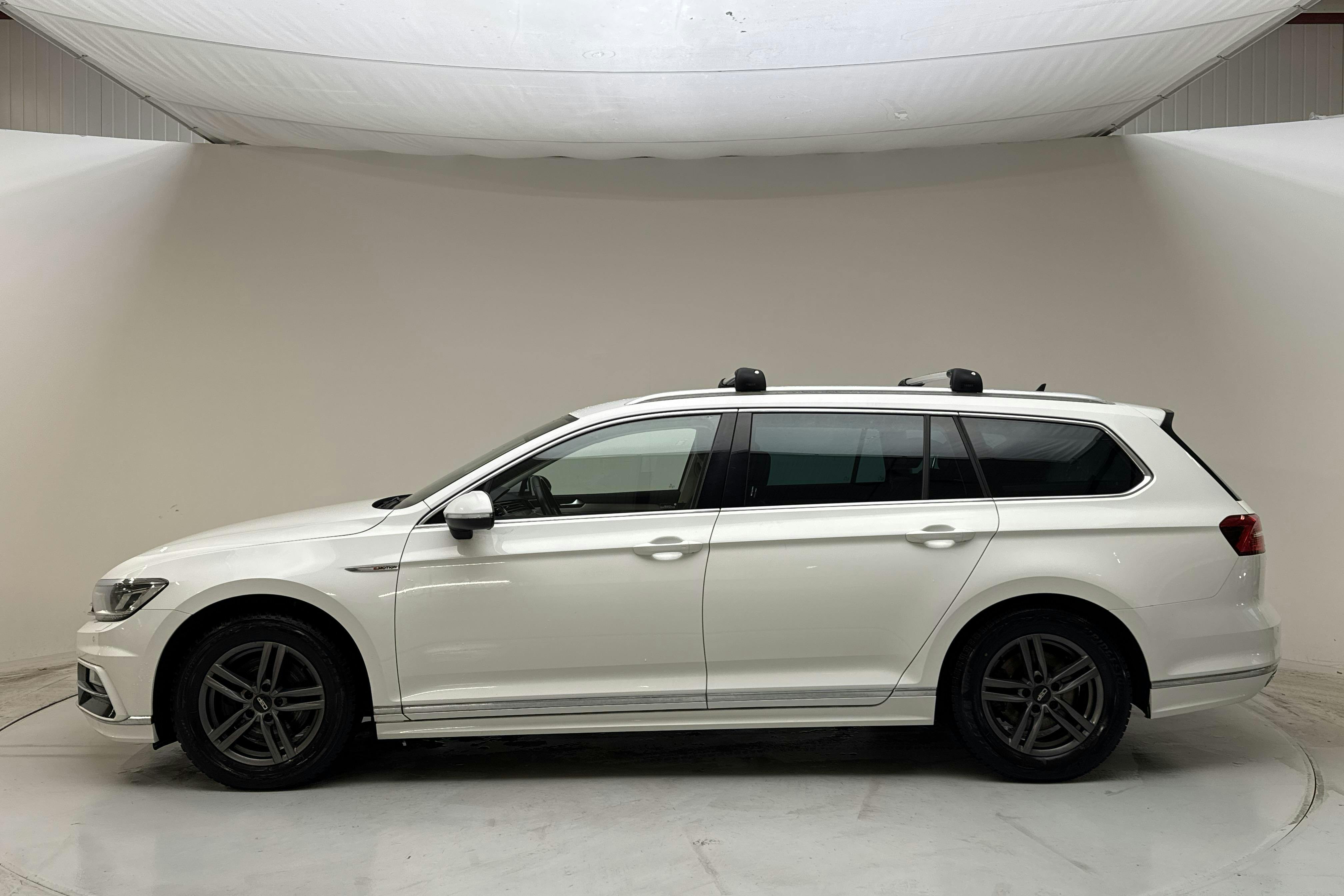 Presentationsfoto 2 av 13: VW Passat 2.0 TDI Sportscombi 4MOTION (190hk) - 11 160 mil - Automat - vit - 2018
