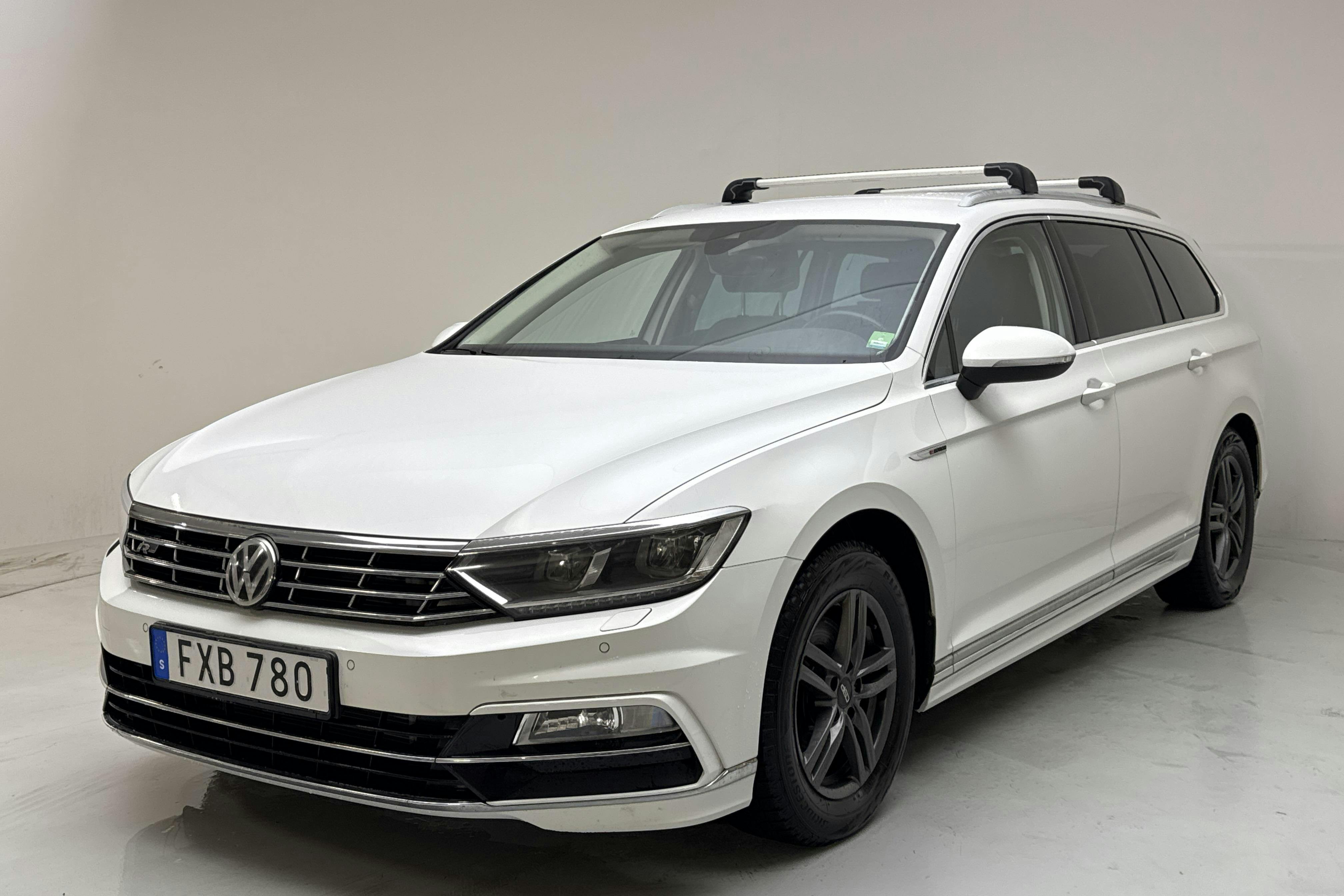 Presentationsfoto 1 av 13: VW Passat 2.0 TDI Sportscombi 4MOTION (190hk) - 11 160 mil - Automat - vit - 2018