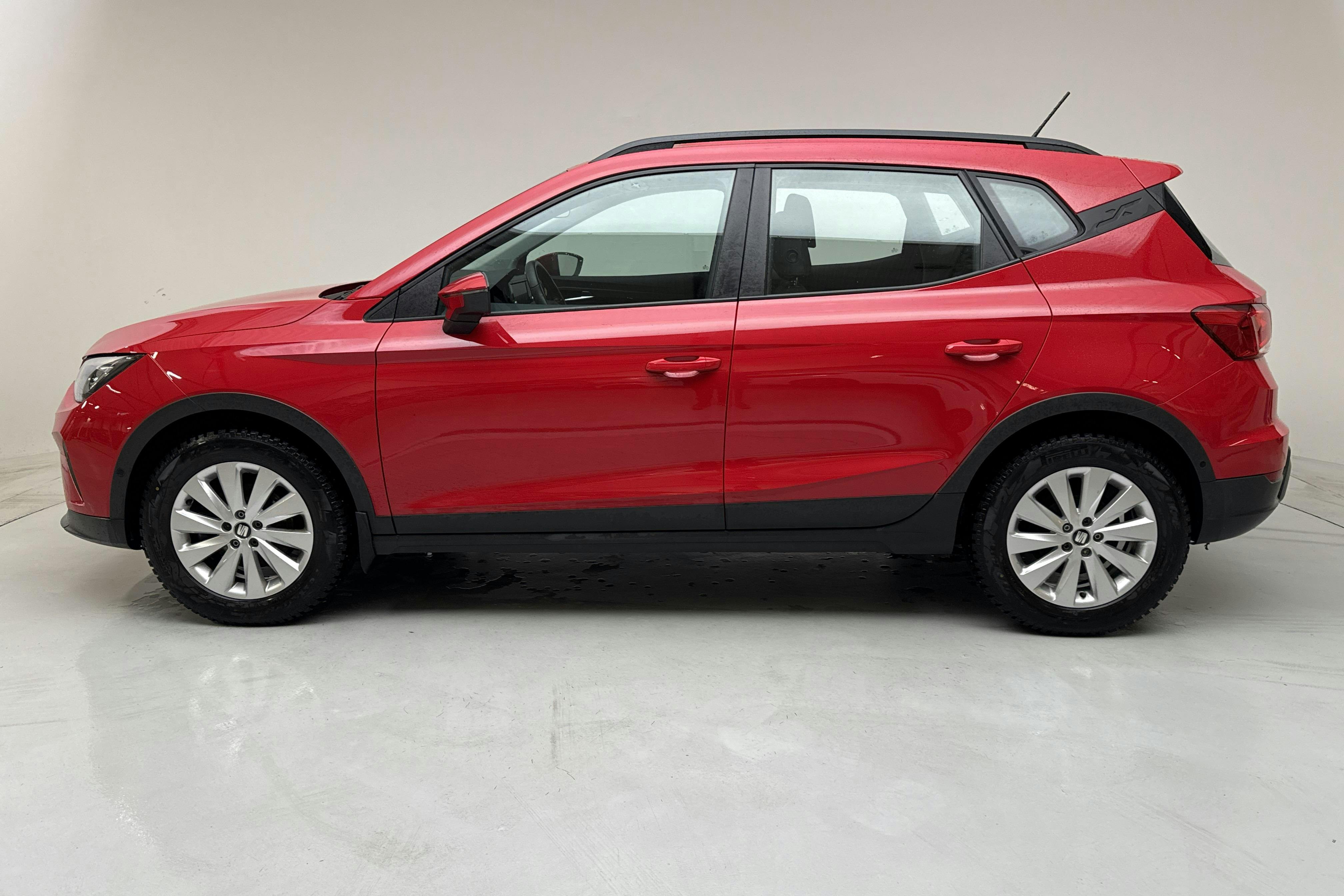 Präsentationsfoto 2 von 12: Seat Arona 1.0 TGI 5dr (90hk) - 42 990 Kilometer - Handbuch - Rote Farbe - 2022