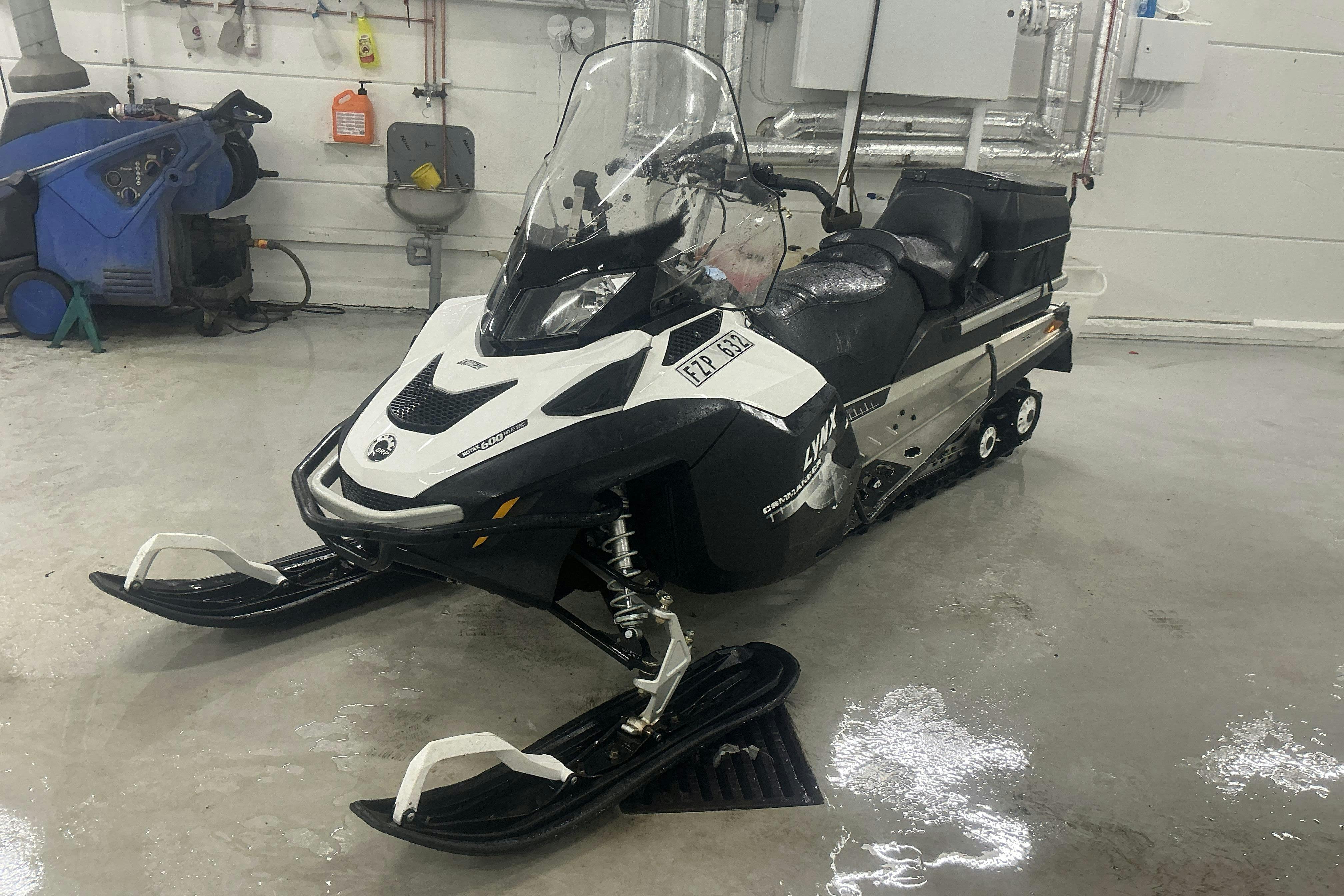 Presentation photo 1 of 12: LYNX COMMANDER XTRIM 600 HO E-TEC Snöskoter - 1 400 km - Automatic - 2013