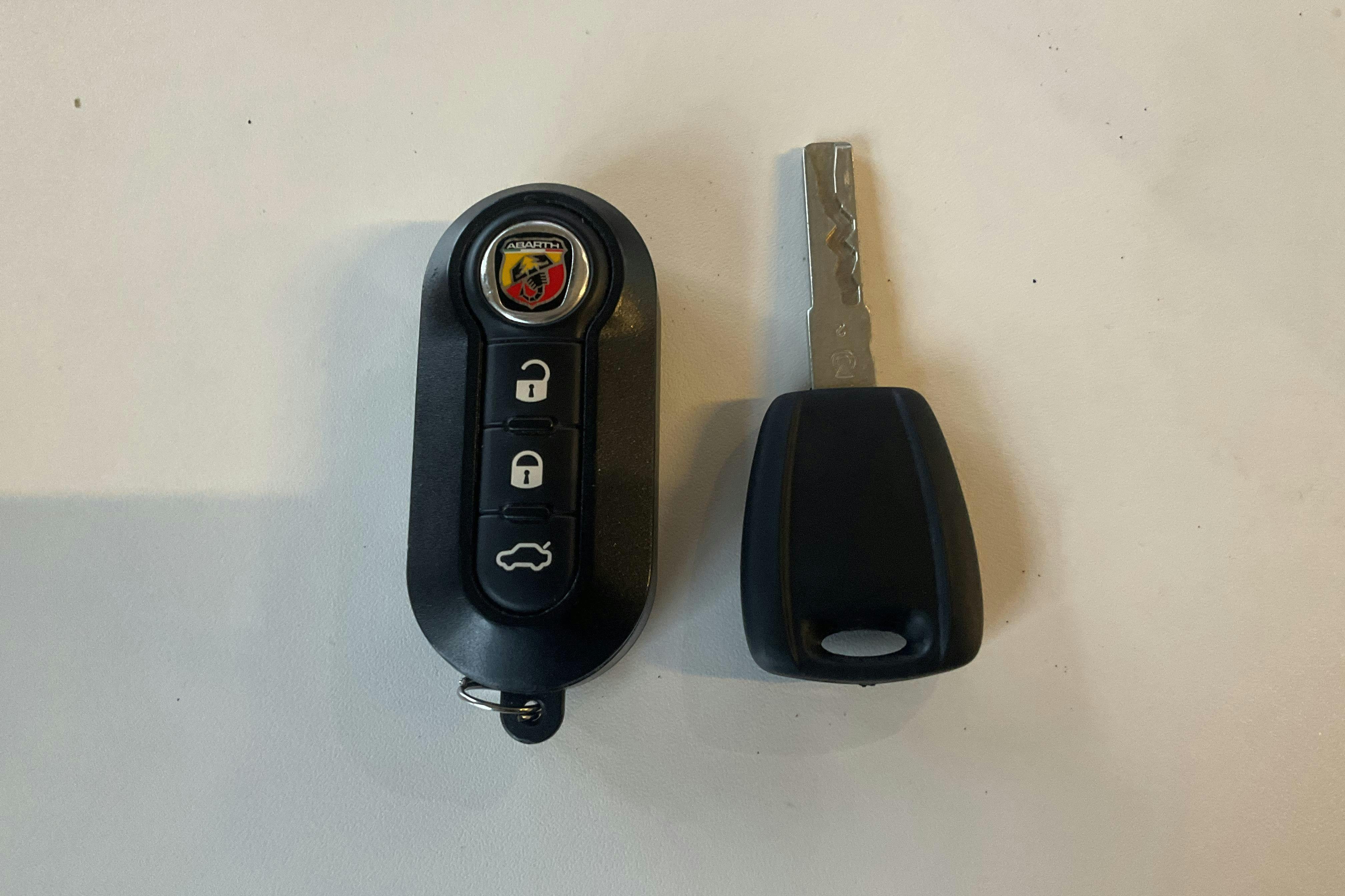 Presentationsfoto 14 av 14: Abarth Abarth 595 (165hk) - 1 932 mil - Manuell - grå - 2022