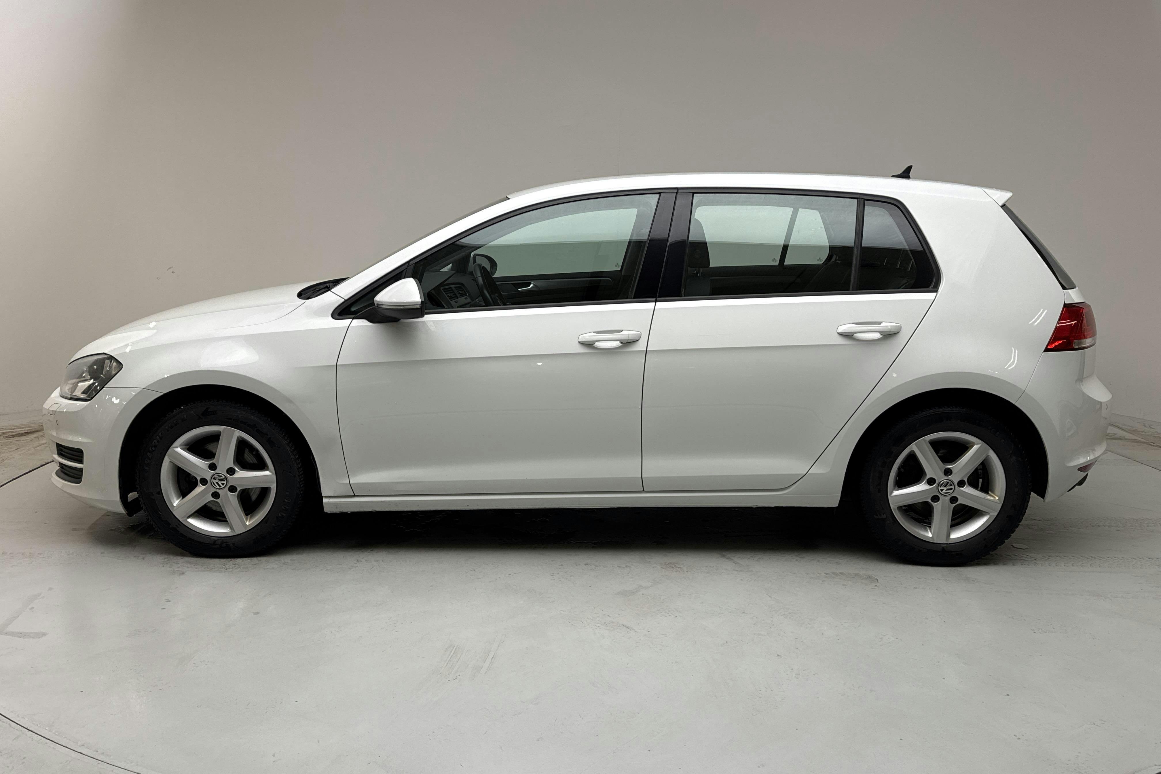 Presentationsfoto 2 av 12: VW Golf VII 1.2 TSI 5dr (110hk) - 14 762 mil - Manuell - vit - 2017