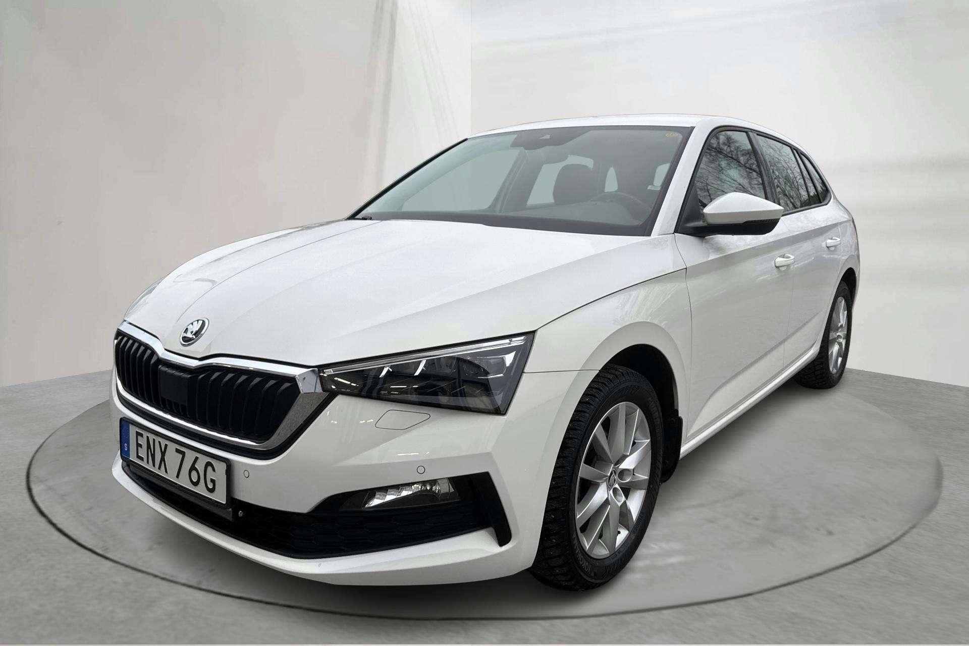 Presentationsfoto 1 av 18: Skoda Scala 1.0 G-Tec TSI (90hk) - 8 793 mil - Manuell - vit - 2022