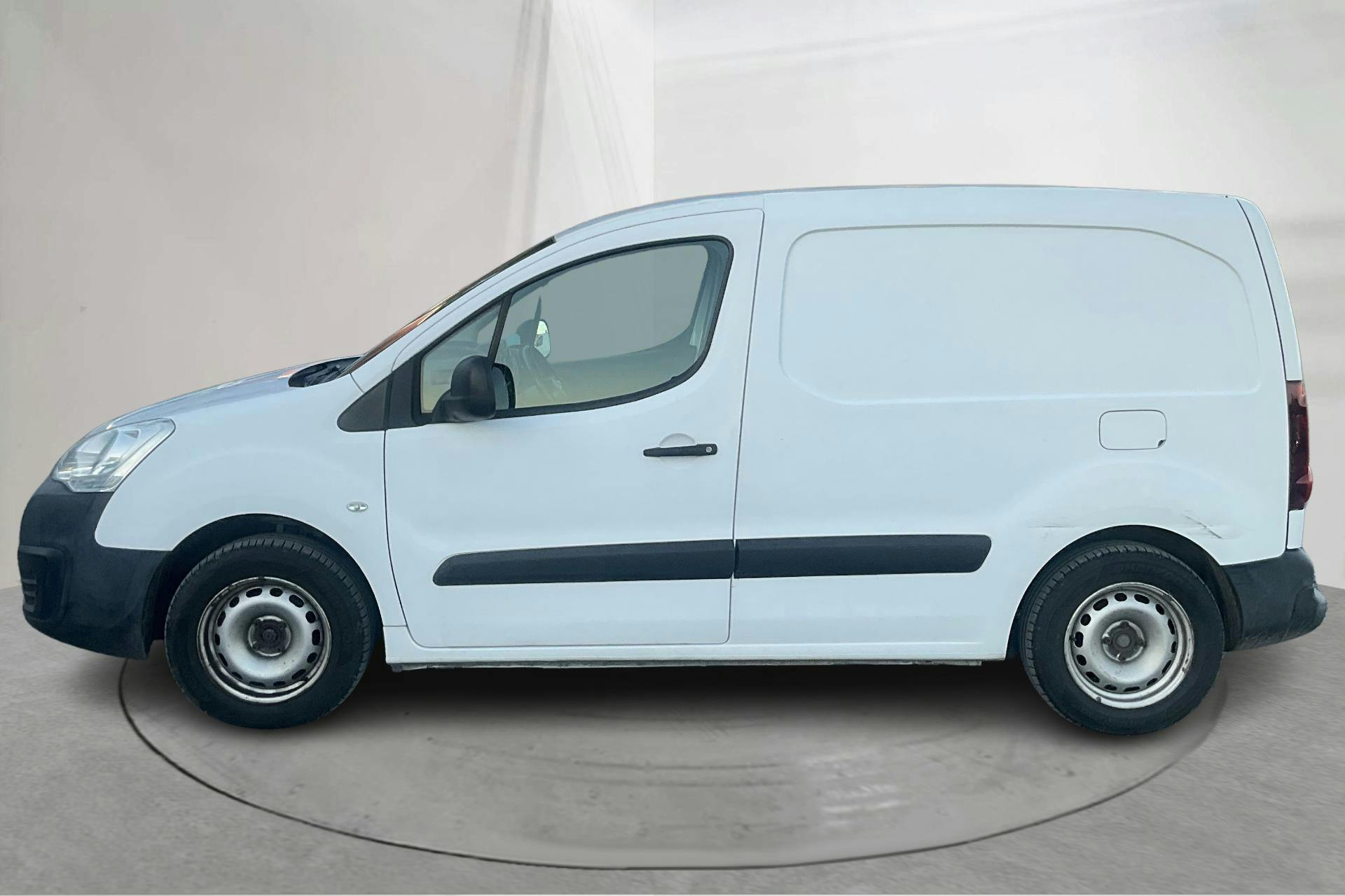 Presentationsfoto 2 av 11: Peugeot Partner 1.6 HDI Skåp (75hk) - 20 661 mil - Manuell - vit - 2018