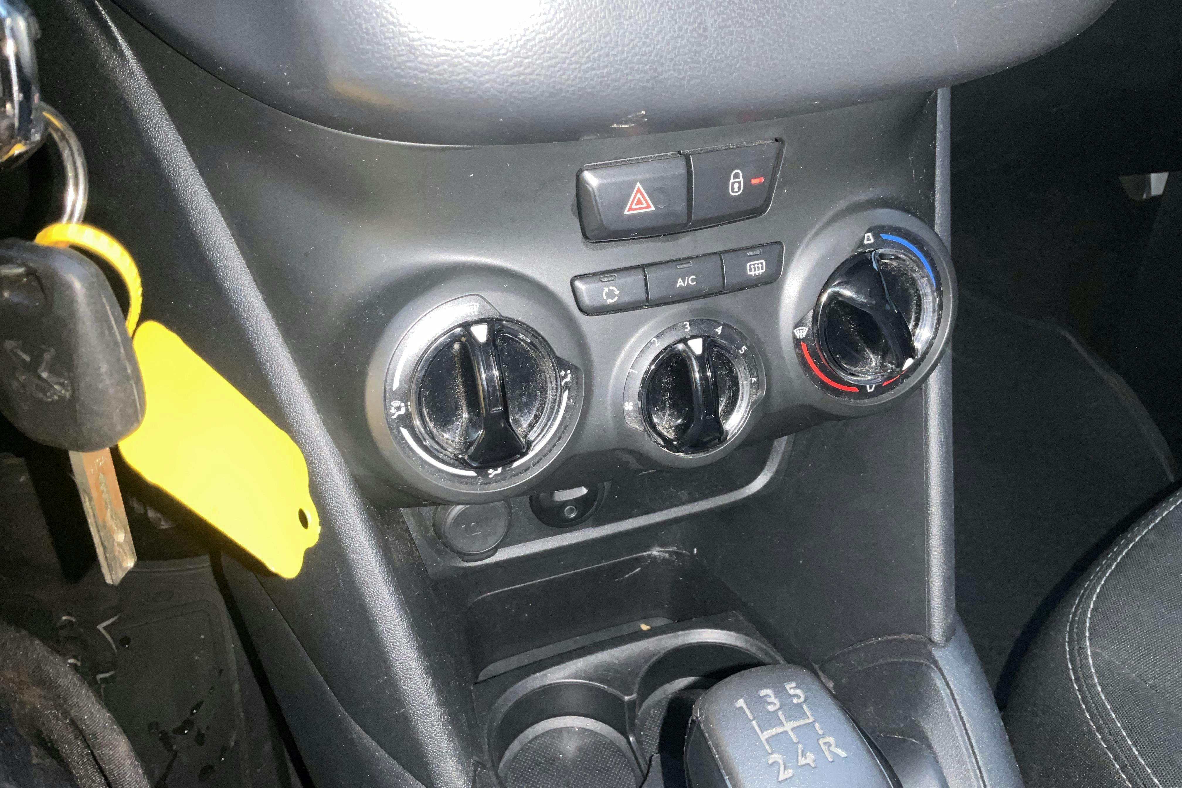 Presentation photo 13 of 13: Peugeot 208 PureTech 5dr (82hk) - 131 510 km - Manual - 2017