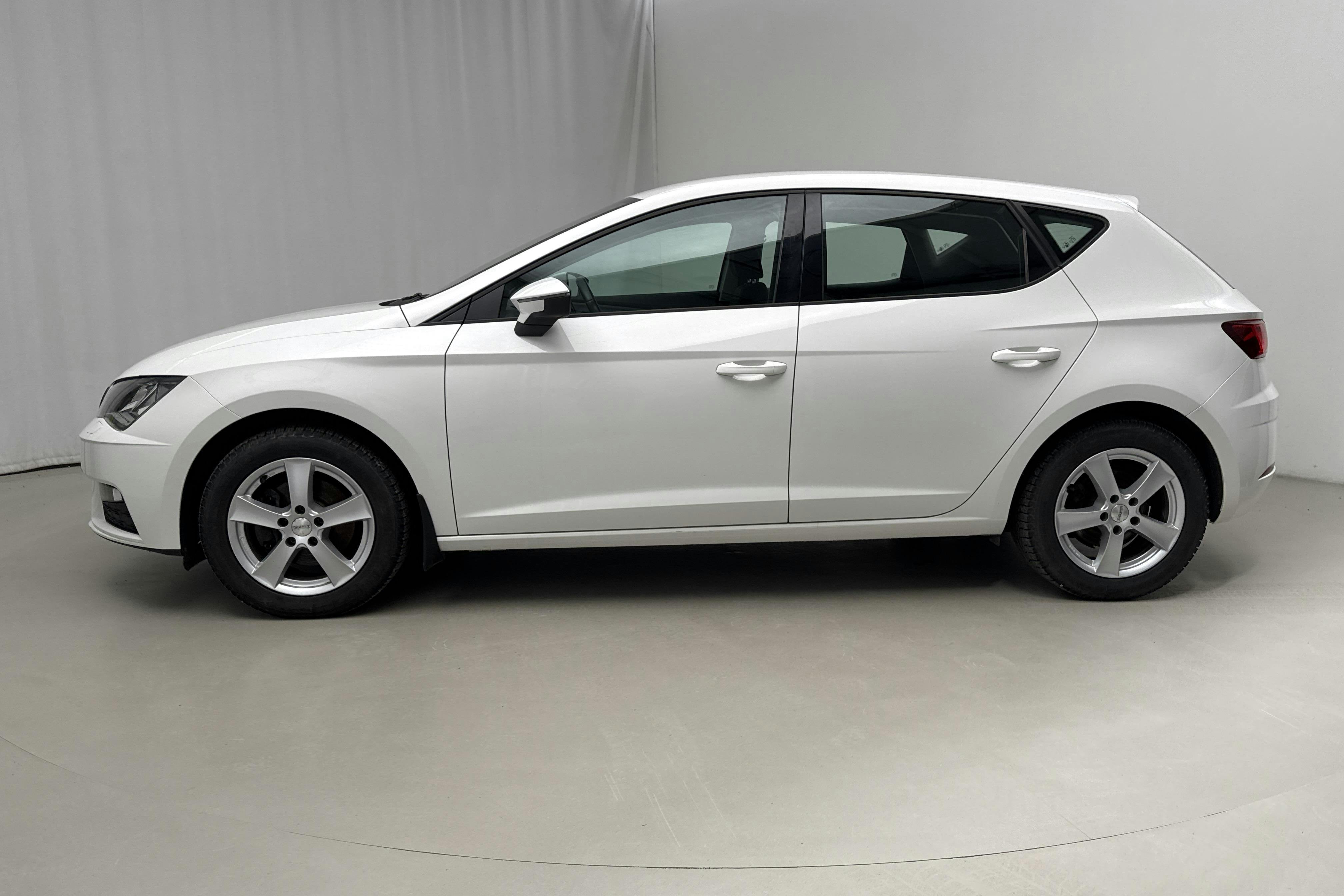 Presentationsfoto 2 av 15: Seat Leon 1.4 TGI 5dr (110hk) - 4 840 mil - Manuell - vit - 2018