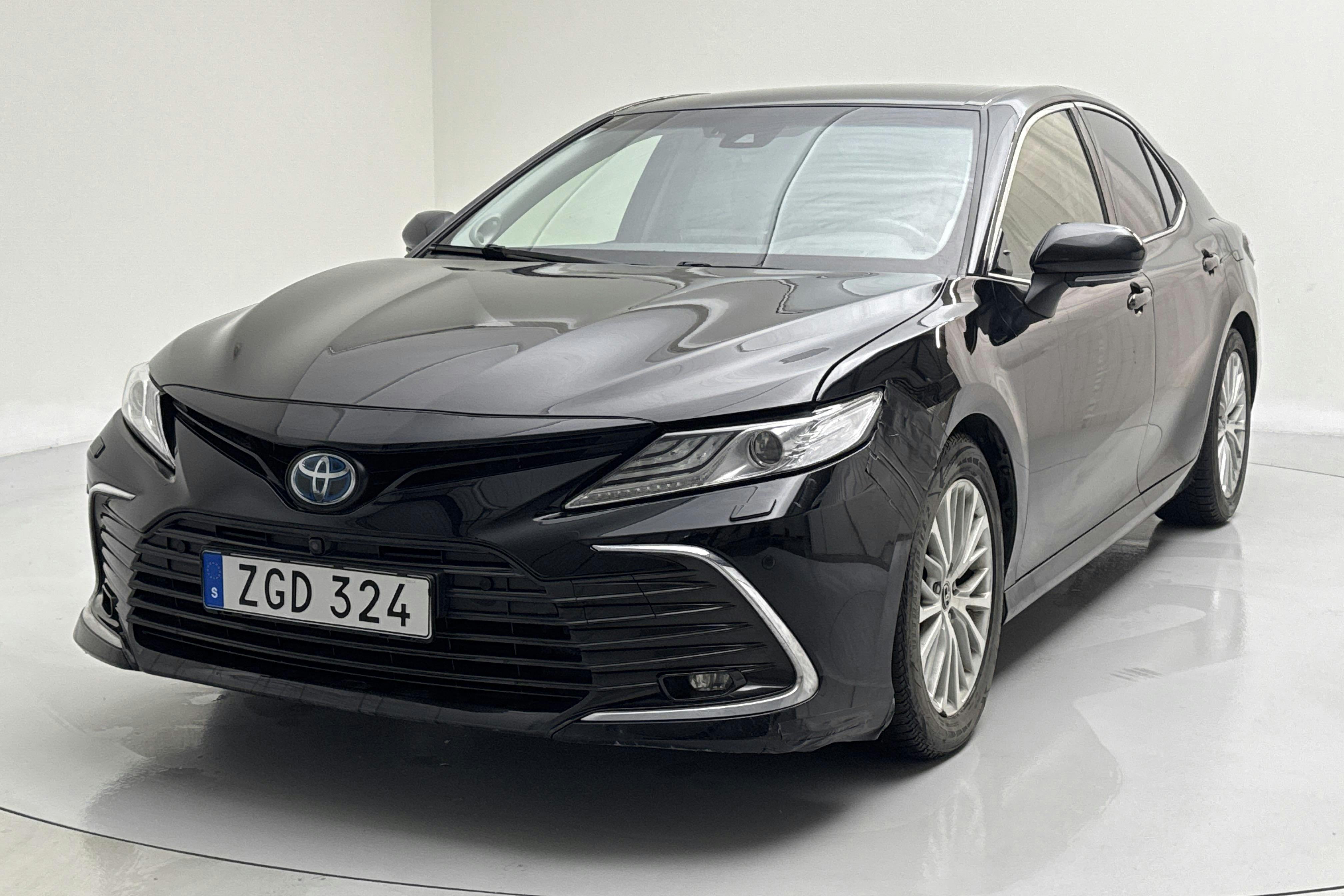 Presentationsfoto 1 av 13: Toyota Camry 2.5 Hybrid (218hk) - 15 340 mil - Automat - svart - 2021