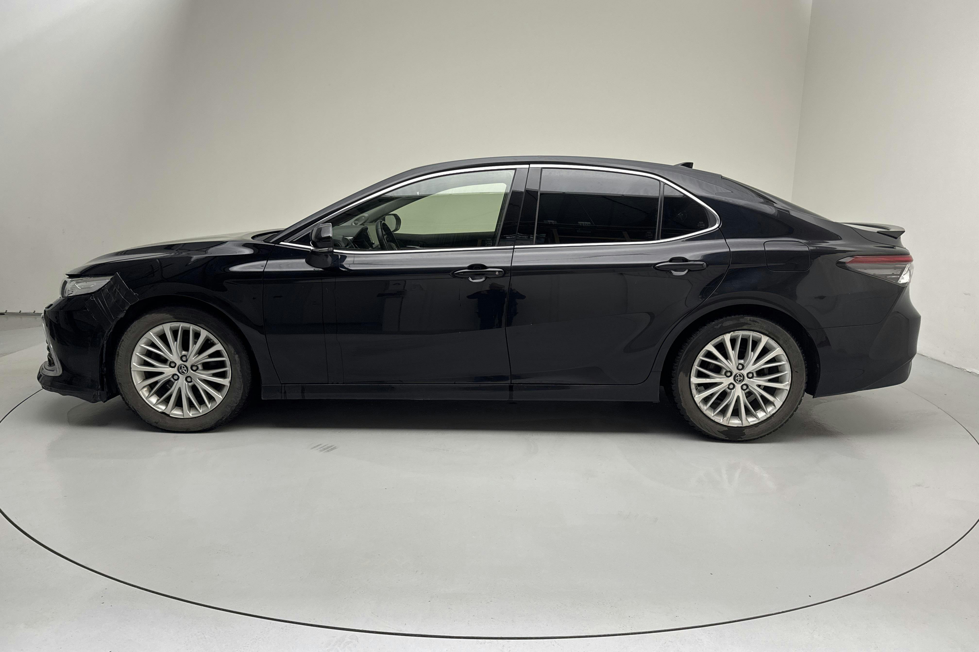 Presentationsfoto 2 av 13: Toyota Camry 2.5 Hybrid (218hk) - 15 340 mil - Automat - svart - 2021