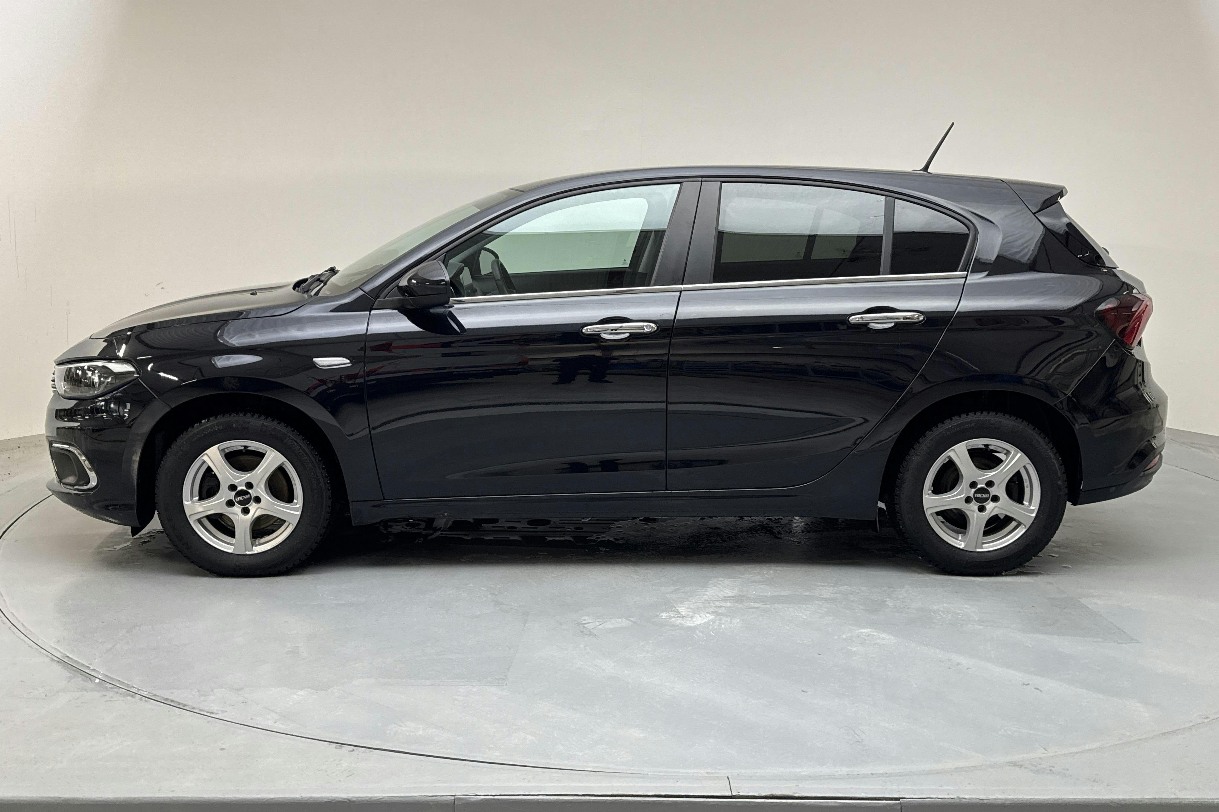 Presentation photo 2 of 14: Fiat Tipo 1.4 5dr (120hk) - 65 960 km - Manual - black - 2020