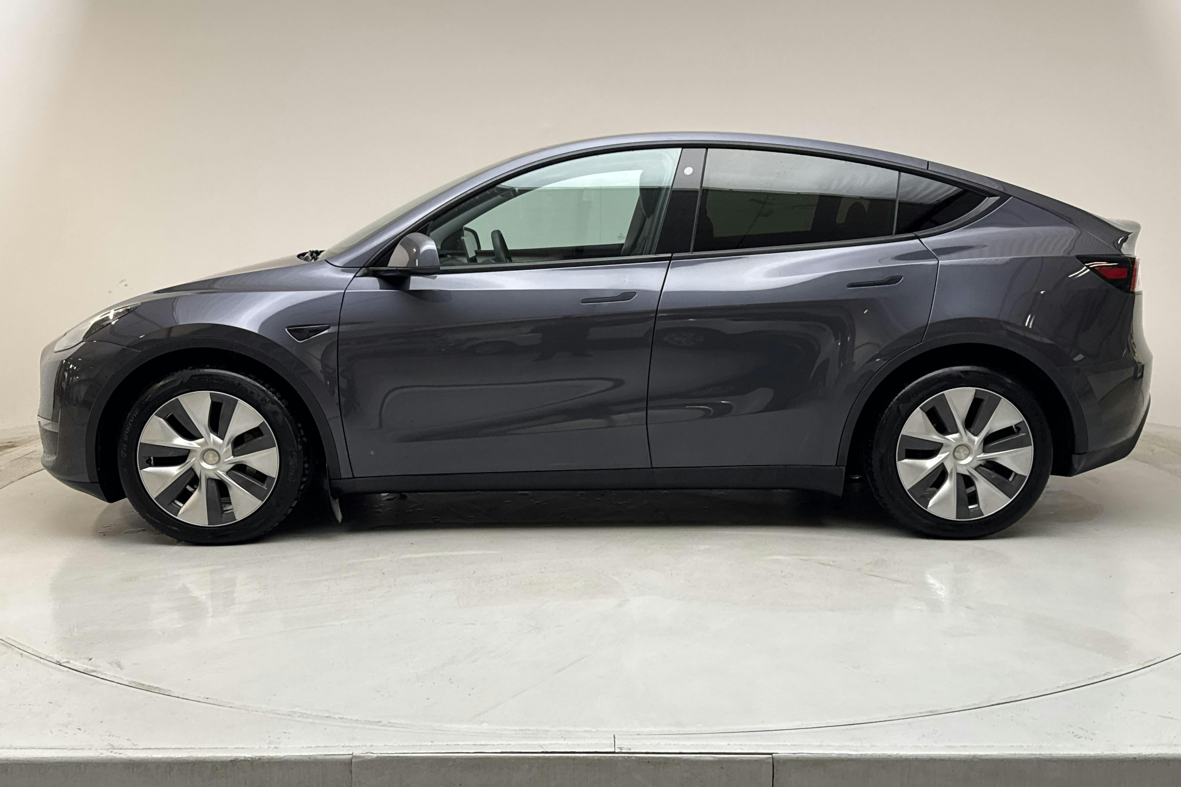 Presentationsfoto 2 av 20: Tesla Model Y Long Range Dual Motor AWD - 12 430 mil - Automat - grå - 2023