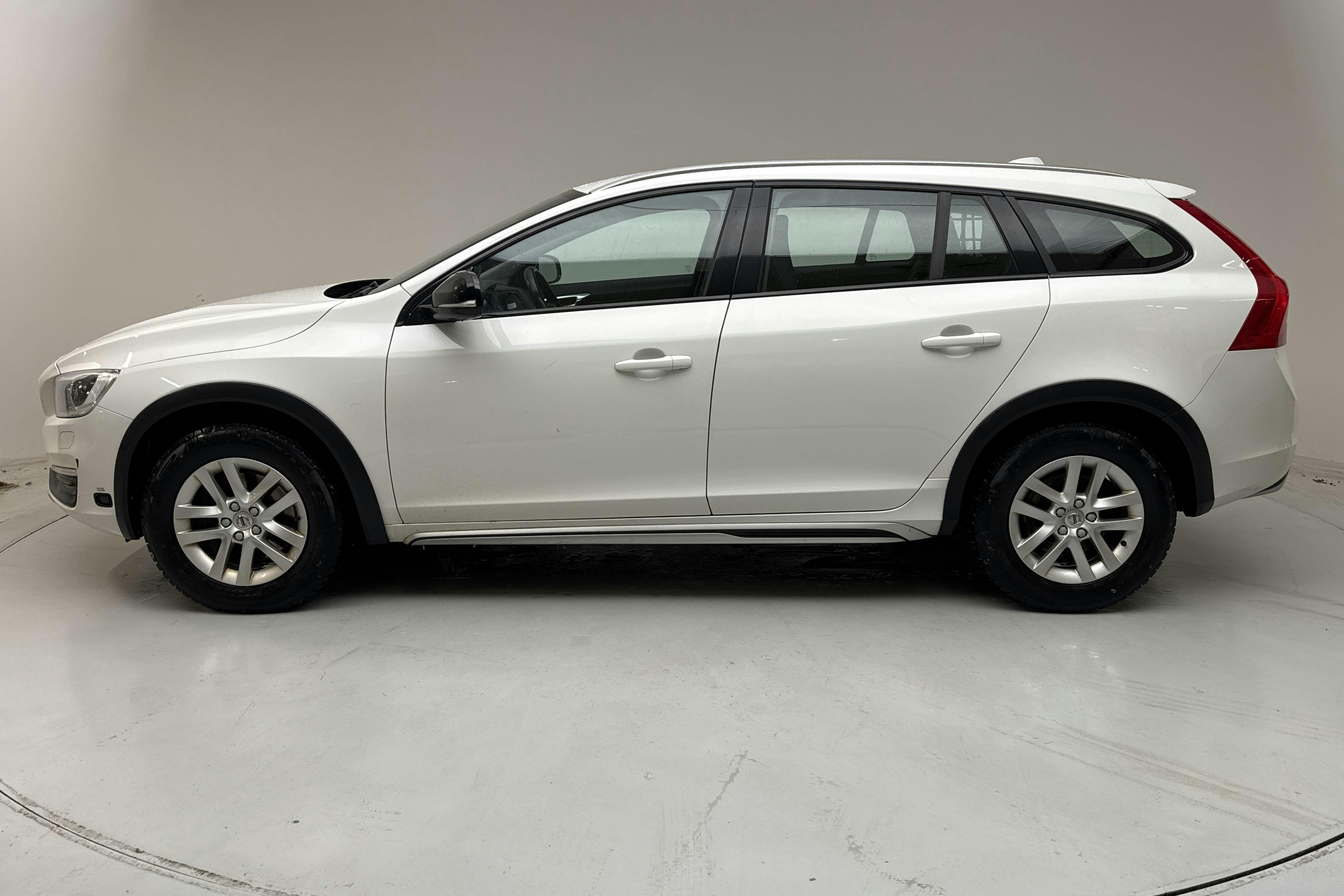 Presentation photo 2 of 13: Volvo V60 D3 Cross Country (150hk) - 232 550 km - Automatic - white - 2018